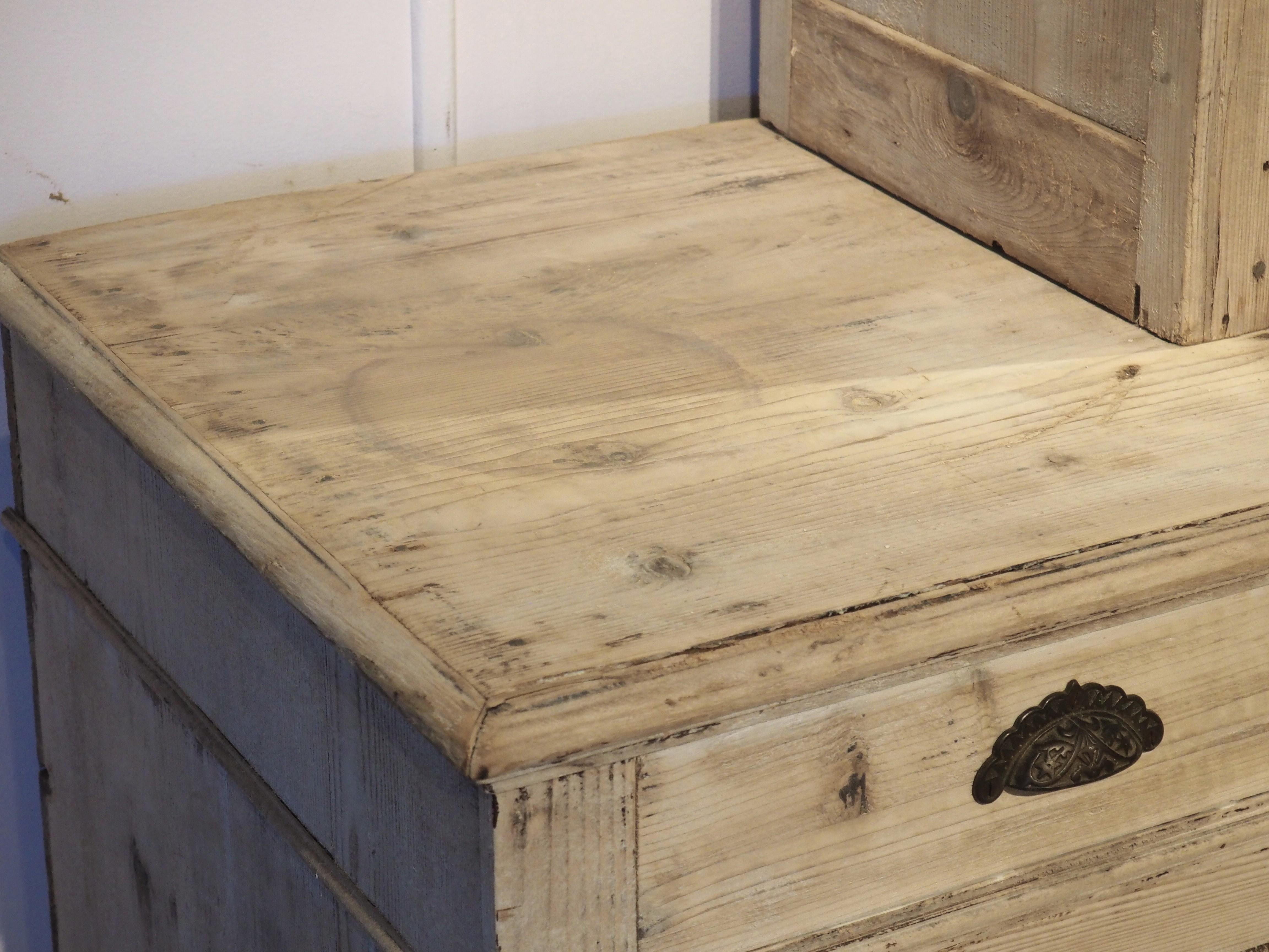 Una grande Bibliotheque Vitrine Deux Corps francese in pino sagomato, CIRCA 1900 In condizioni buone in vendita a Dallas, TX