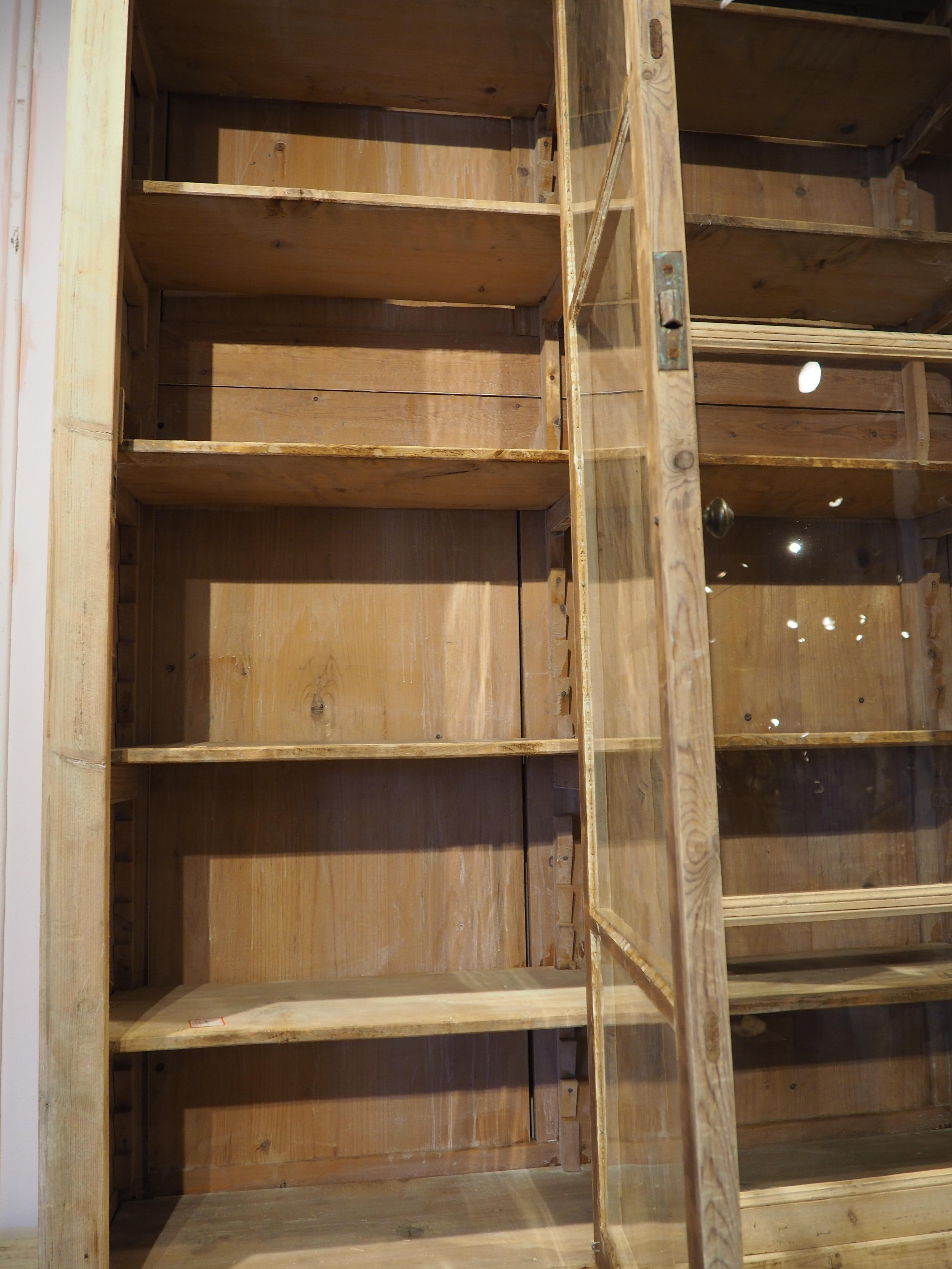 Inizio XX secolo Una grande Bibliotheque Vitrine Deux Corps francese in pino sagomato, CIRCA 1900 in vendita