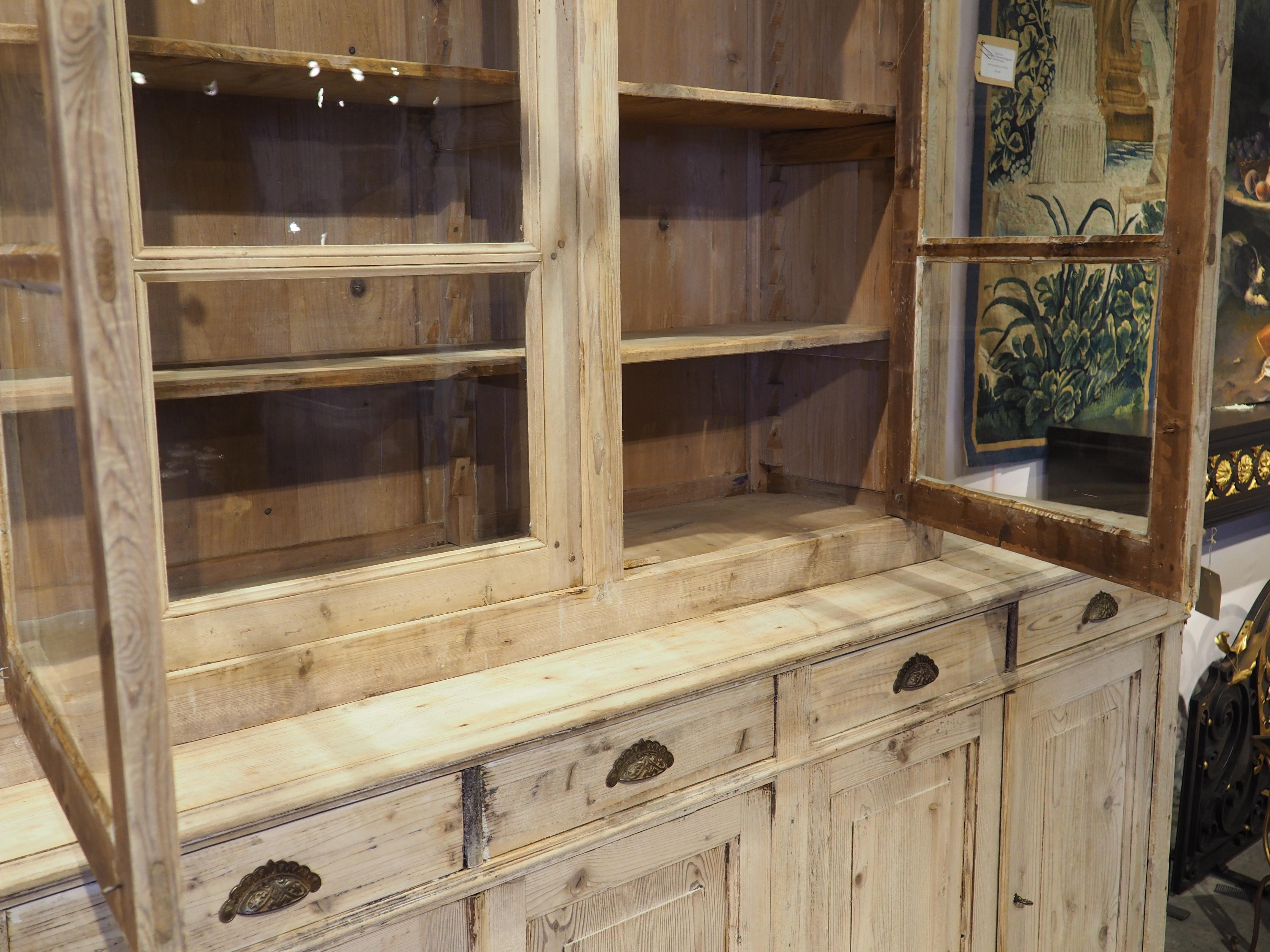 Vetro Una grande Bibliotheque Vitrine Deux Corps francese in pino sagomato, CIRCA 1900 in vendita