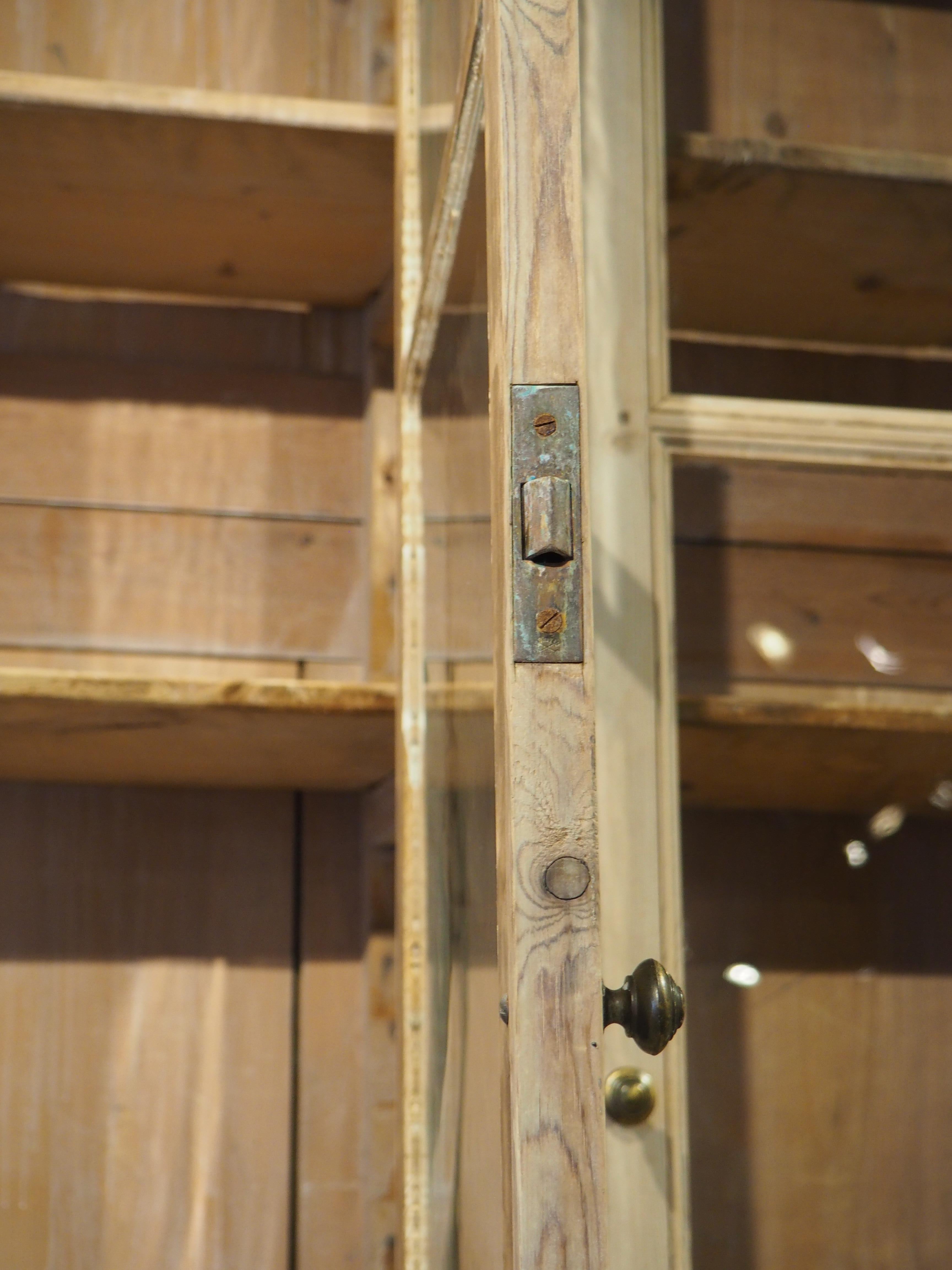 Una grande Bibliotheque Vitrine Deux Corps francese in pino sagomato, CIRCA 1900 in vendita 1