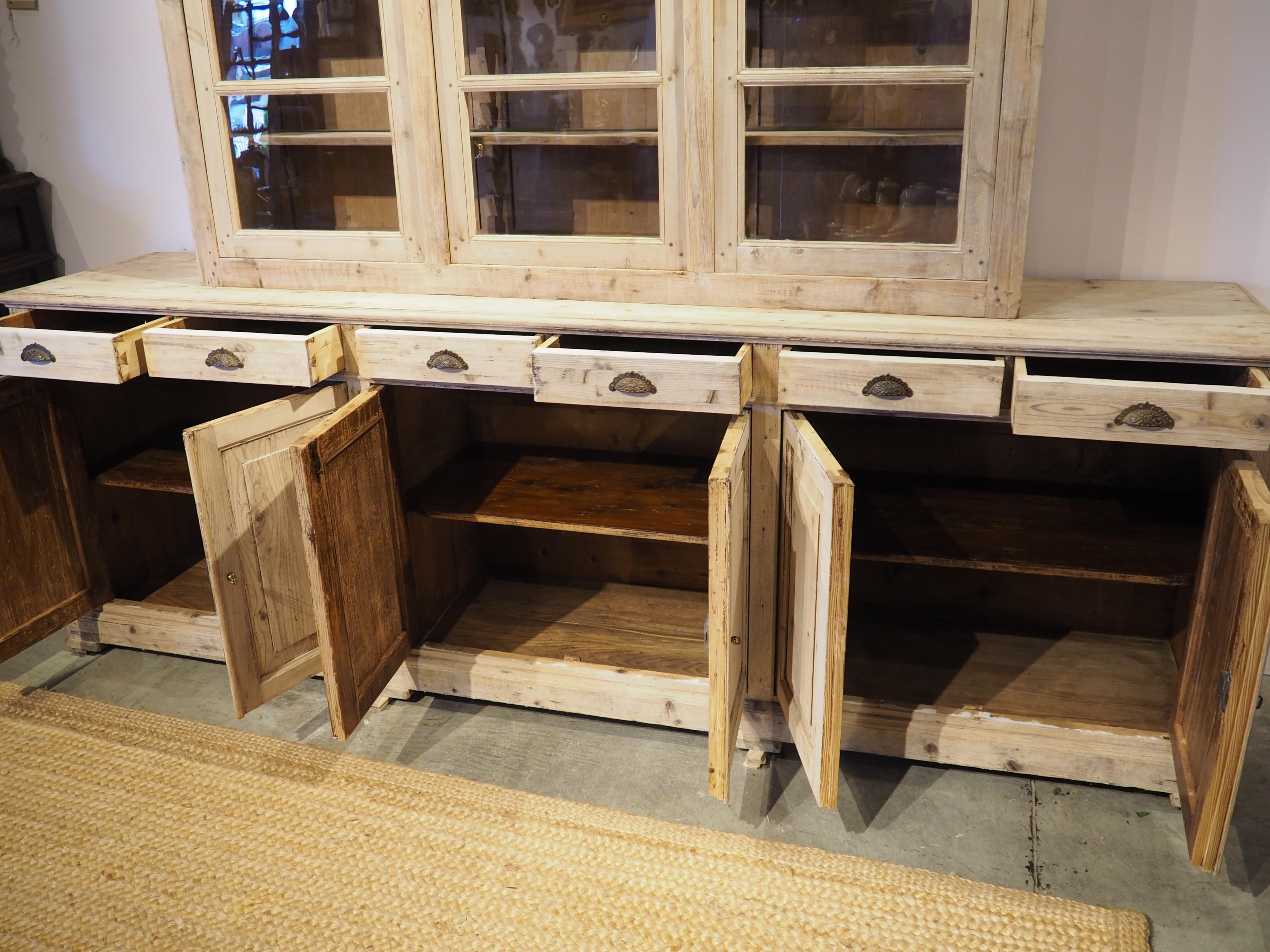 Una grande Bibliotheque Vitrine Deux Corps francese in pino sagomato, CIRCA 1900 in vendita 2