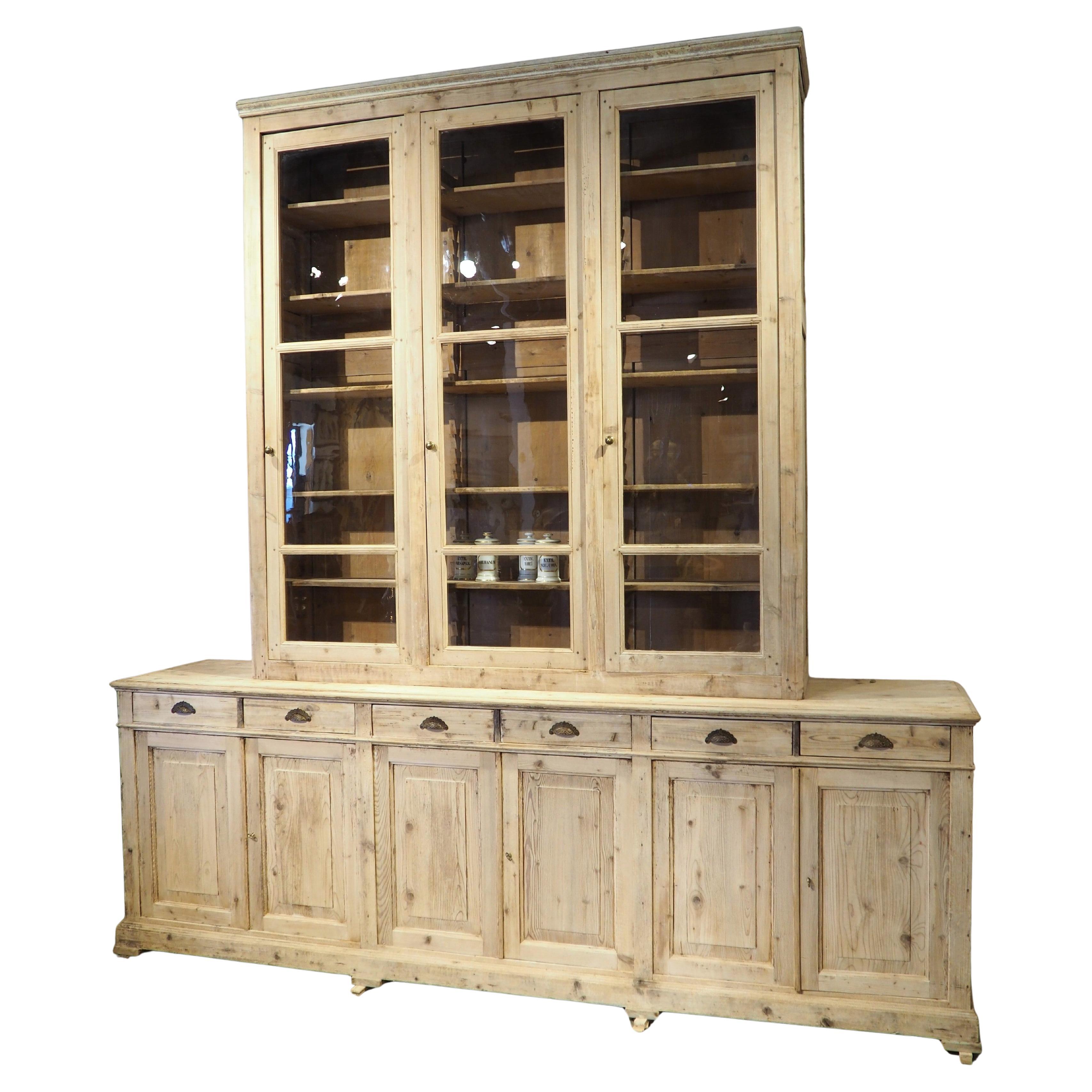 Una grande Bibliotheque Vitrine Deux Corps francese in pino sagomato, CIRCA 1900 in vendita