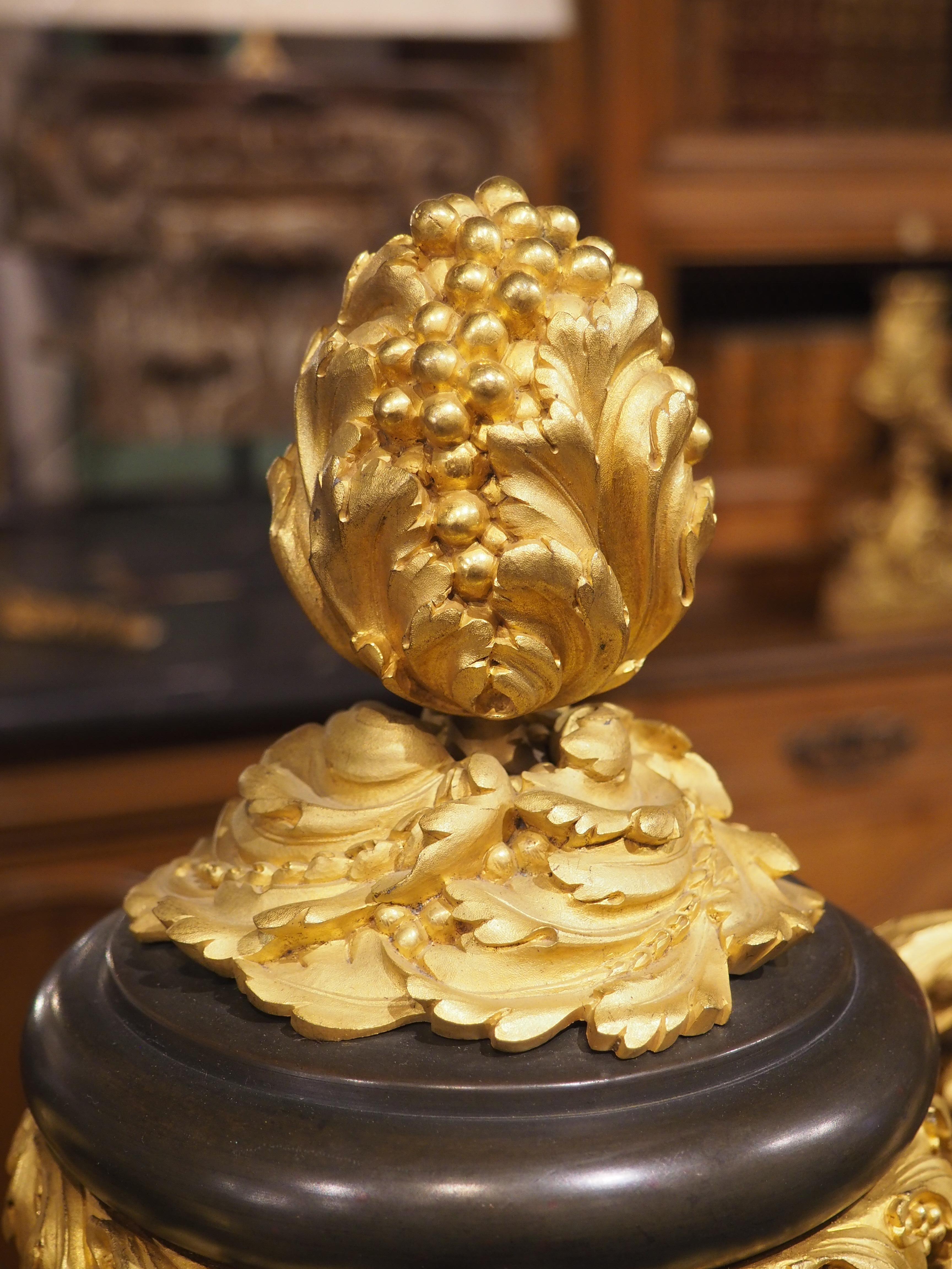 Große französische Urne aus vergoldeter Bronze im Louis-XVI.-Stil, um 1860 im Angebot 4
