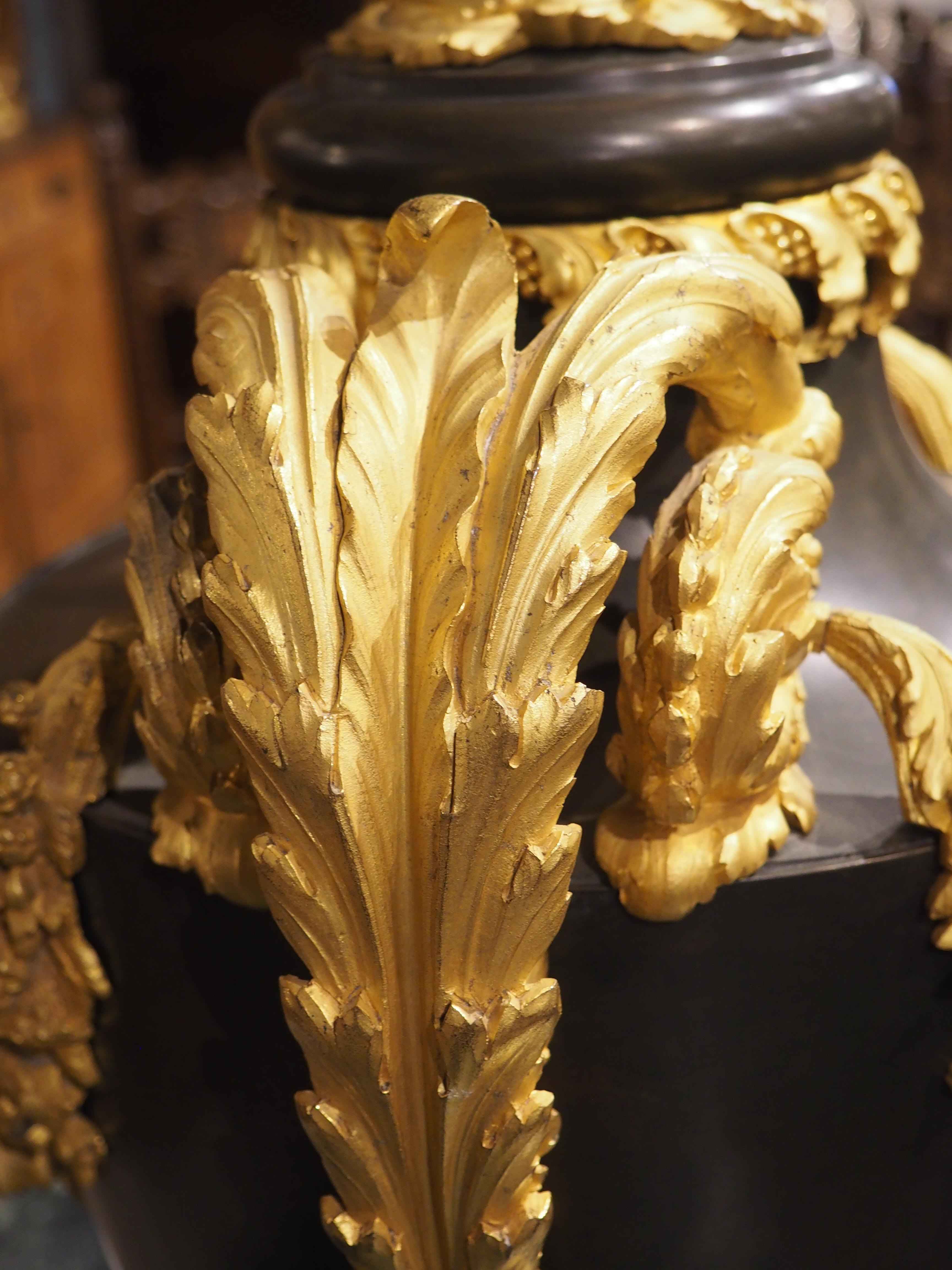 Große französische Urne aus vergoldeter Bronze im Louis-XVI.-Stil, um 1860 im Angebot 6