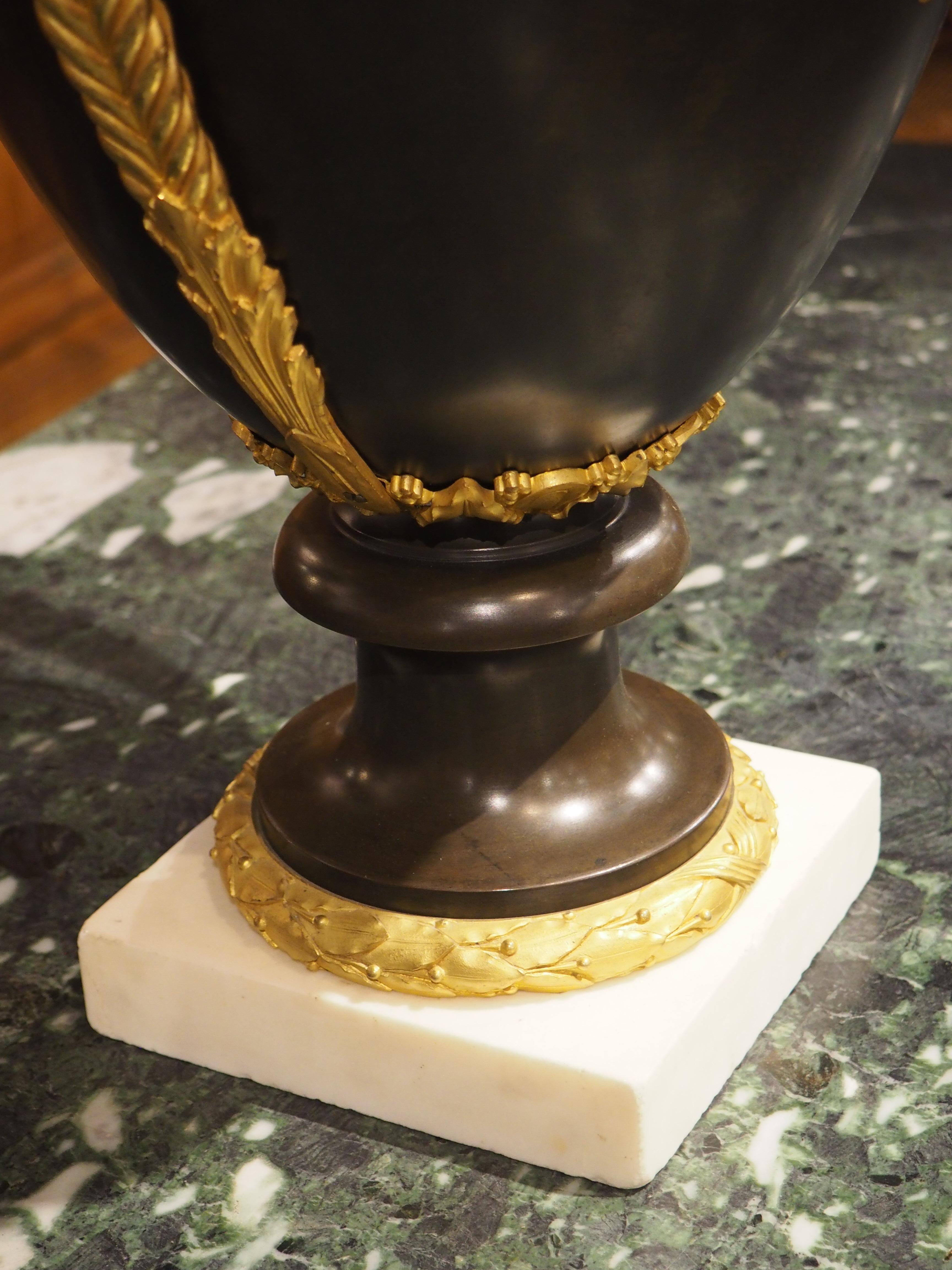 Große französische Urne aus vergoldeter Bronze im Louis-XVI.-Stil, um 1860 im Angebot 7