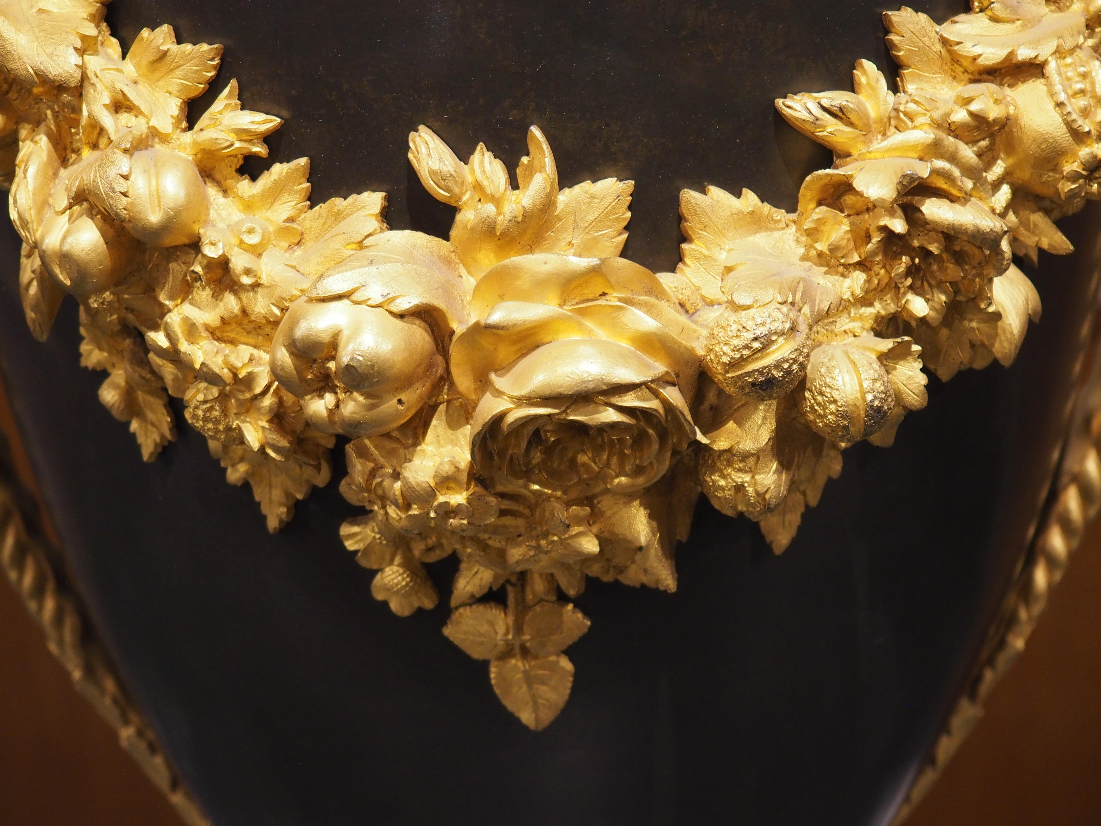 Diese schöne Urne im Louis-XVI-Stil aus Frankreich (um 1860) ist ein dekoratives Accessoire aus vergoldeter Bronze, das auf einen quadratischen weißen Marmor mit hellen cremefarbenen Akzenten montiert wurde. Der Hauptkörper, der die Form einer