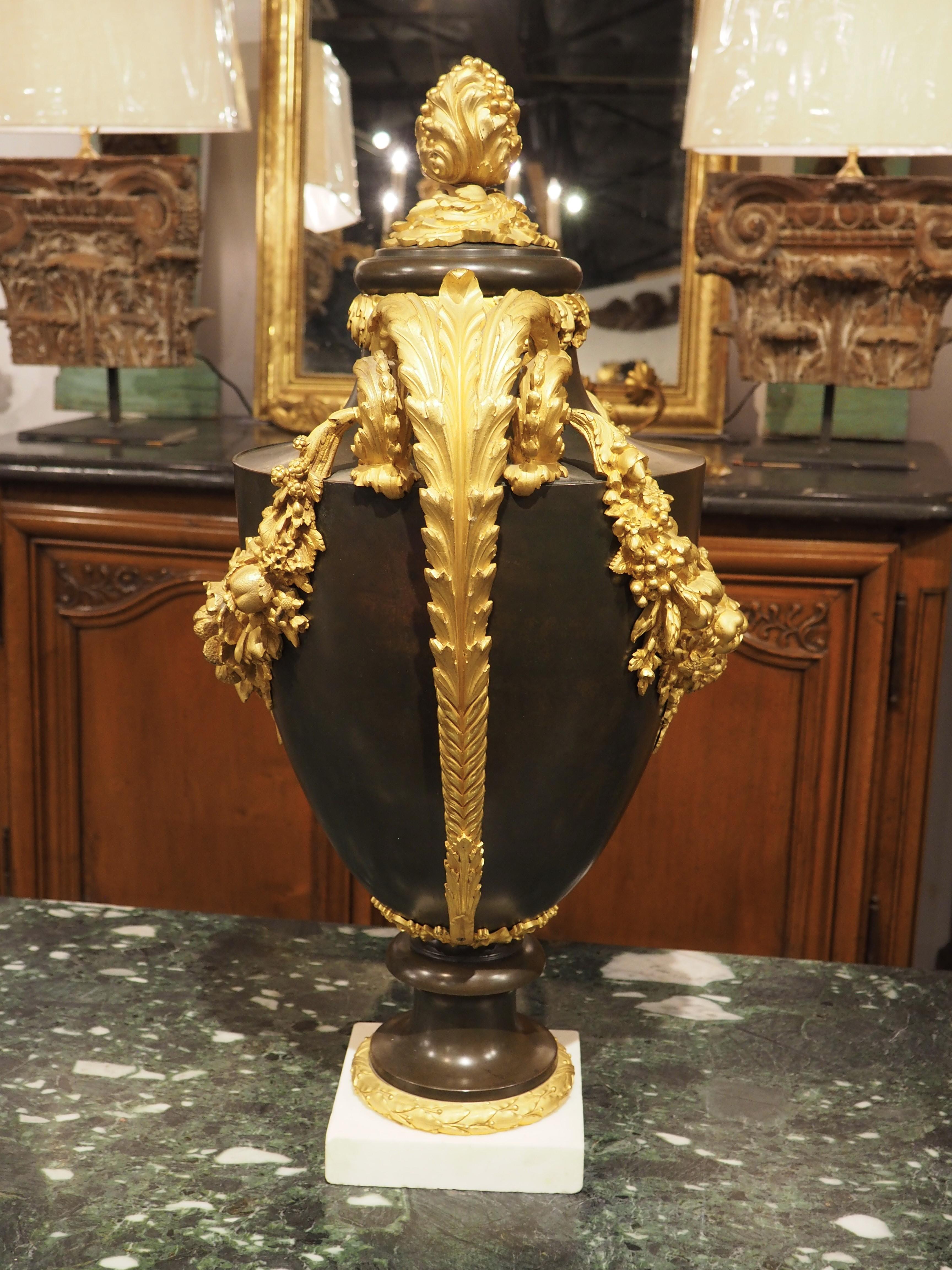Große französische Urne aus vergoldeter Bronze im Louis-XVI.-Stil, um 1860 (Französisch) im Angebot