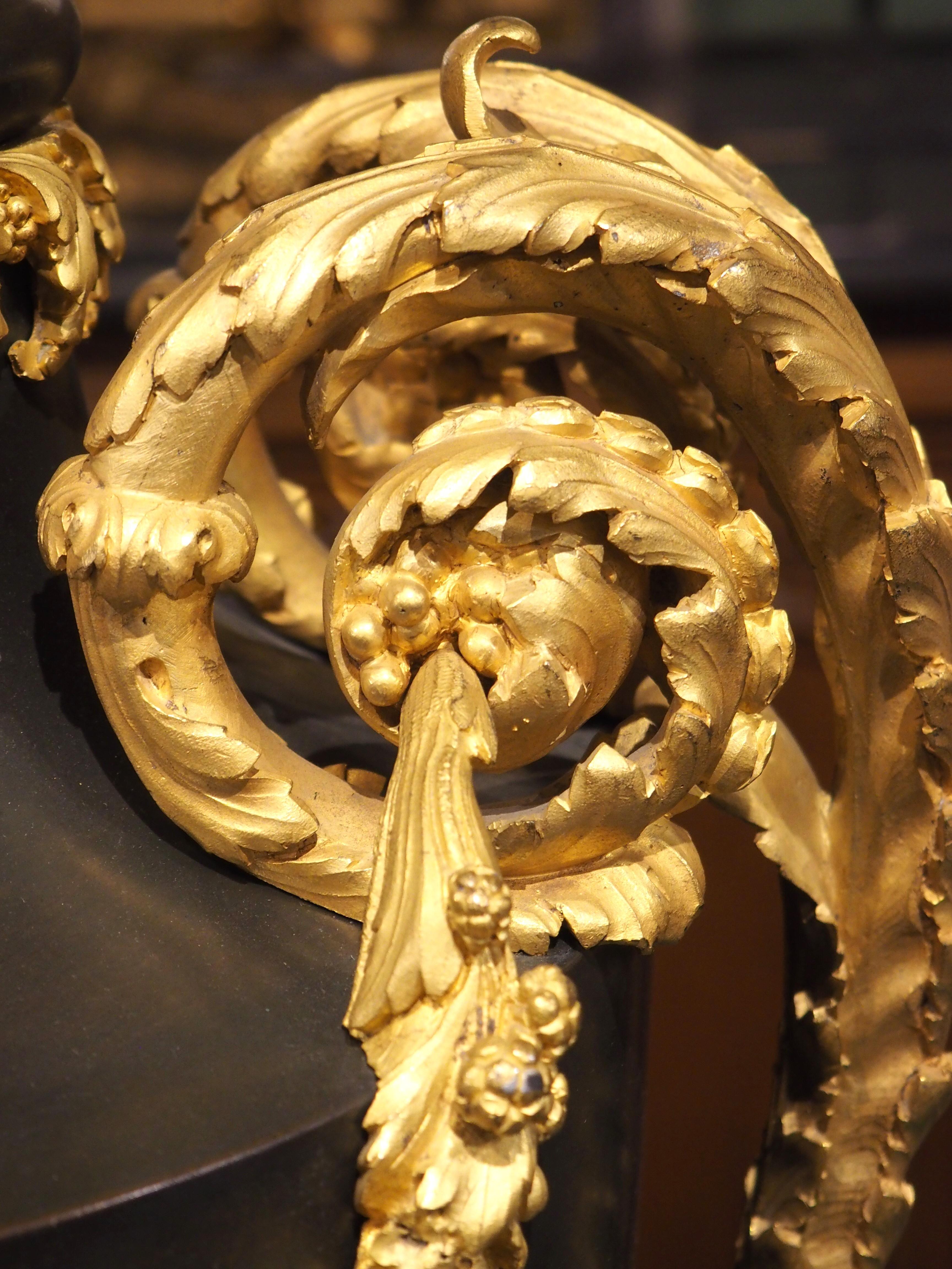 Große französische Urne aus vergoldeter Bronze im Louis-XVI.-Stil, um 1860 (Metall) im Angebot