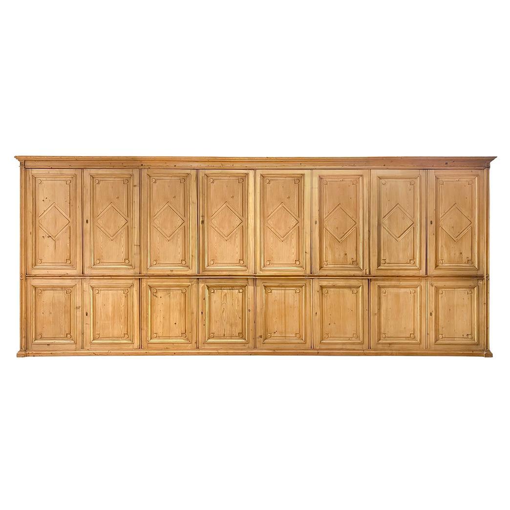 A Grand Georgian-Style Pine Library Cupboard or Kitchen Cabinets, C. 1920. en venta