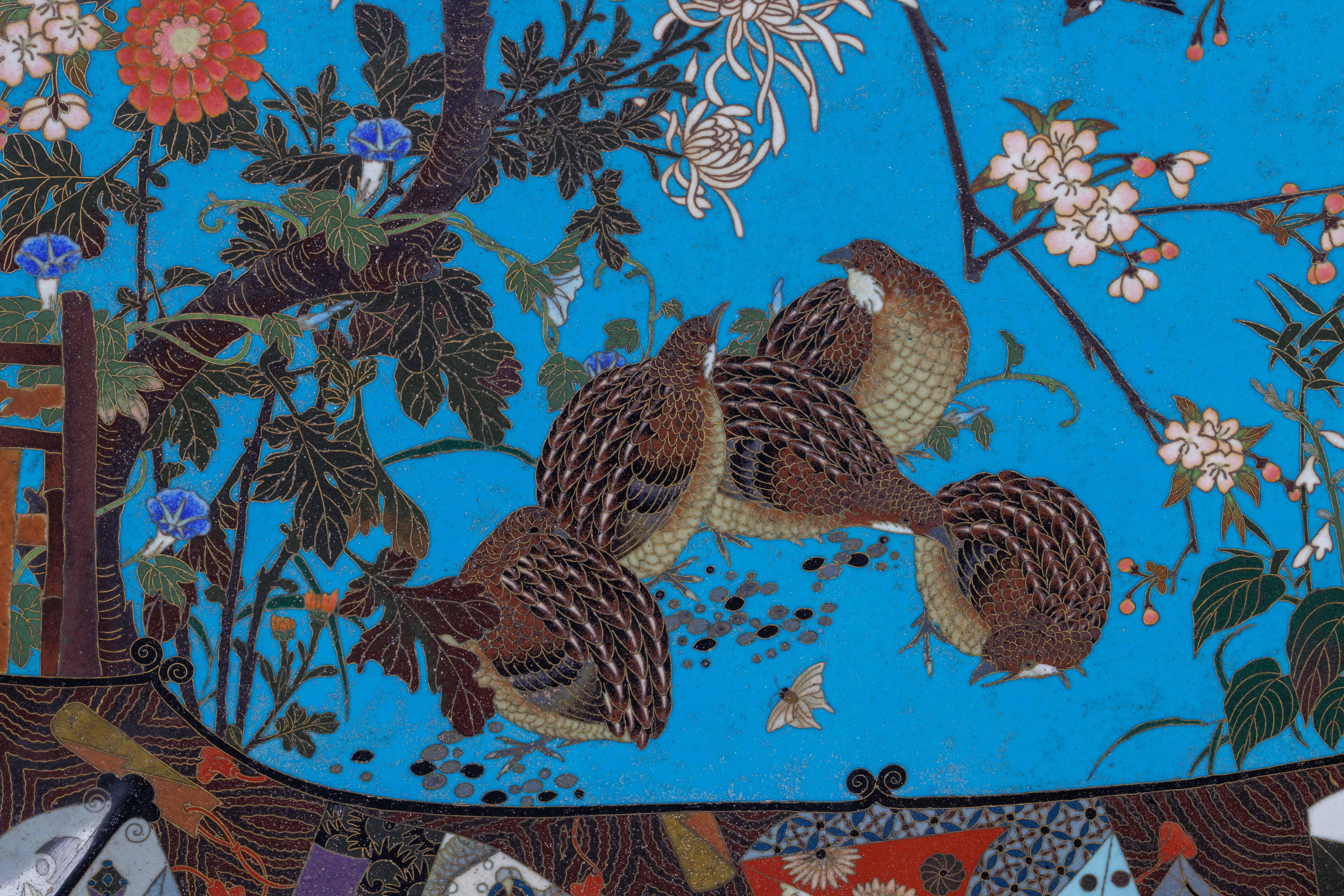 Grand plateau japonais Meiji en émail cloisonné - Jardin luxuriant de cerisiers en fleurs avec moineaux, cailles et fontaine japonaise, vers 1890

Ce monumental plateau en émail cloisonné japonais de la période Meiji, datant d'environ 1890, est un