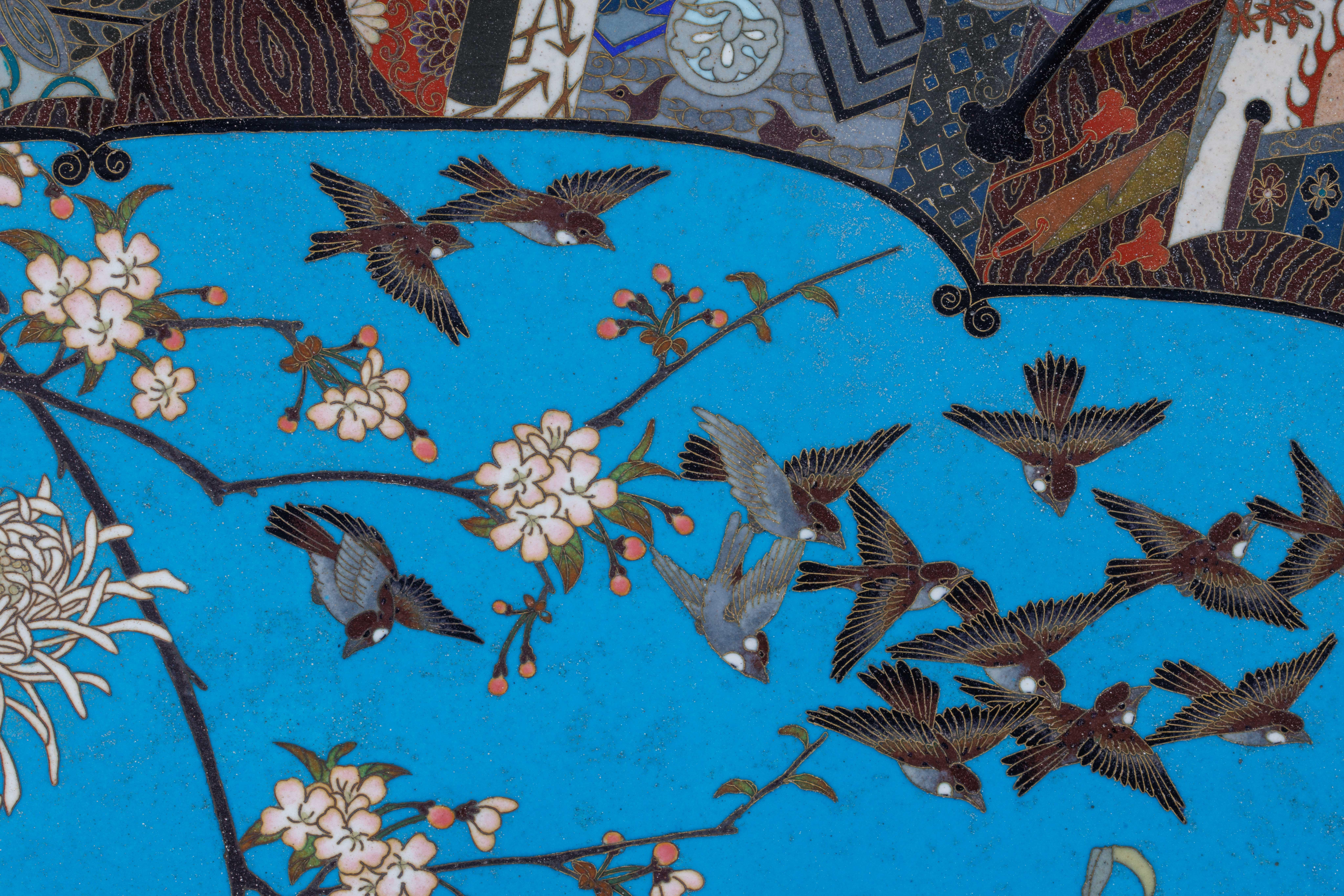 Japonais Plateau en émail cloisonné Grand Meiji avec fleurs de cerisier et oiseaux en vente