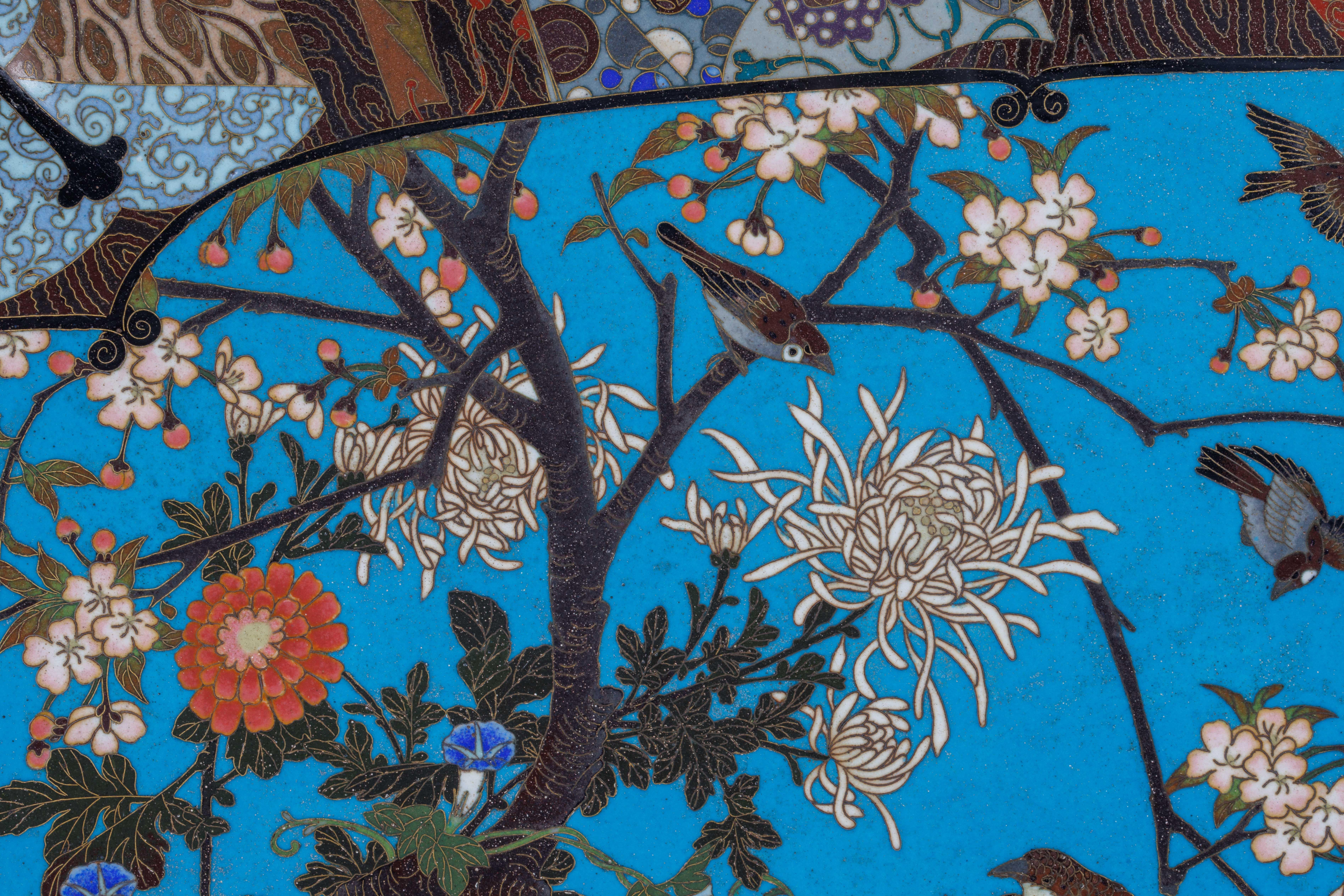 Plateau en émail cloisonné Grand Meiji avec fleurs de cerisier et oiseaux Bon état - En vente à Queens, NY