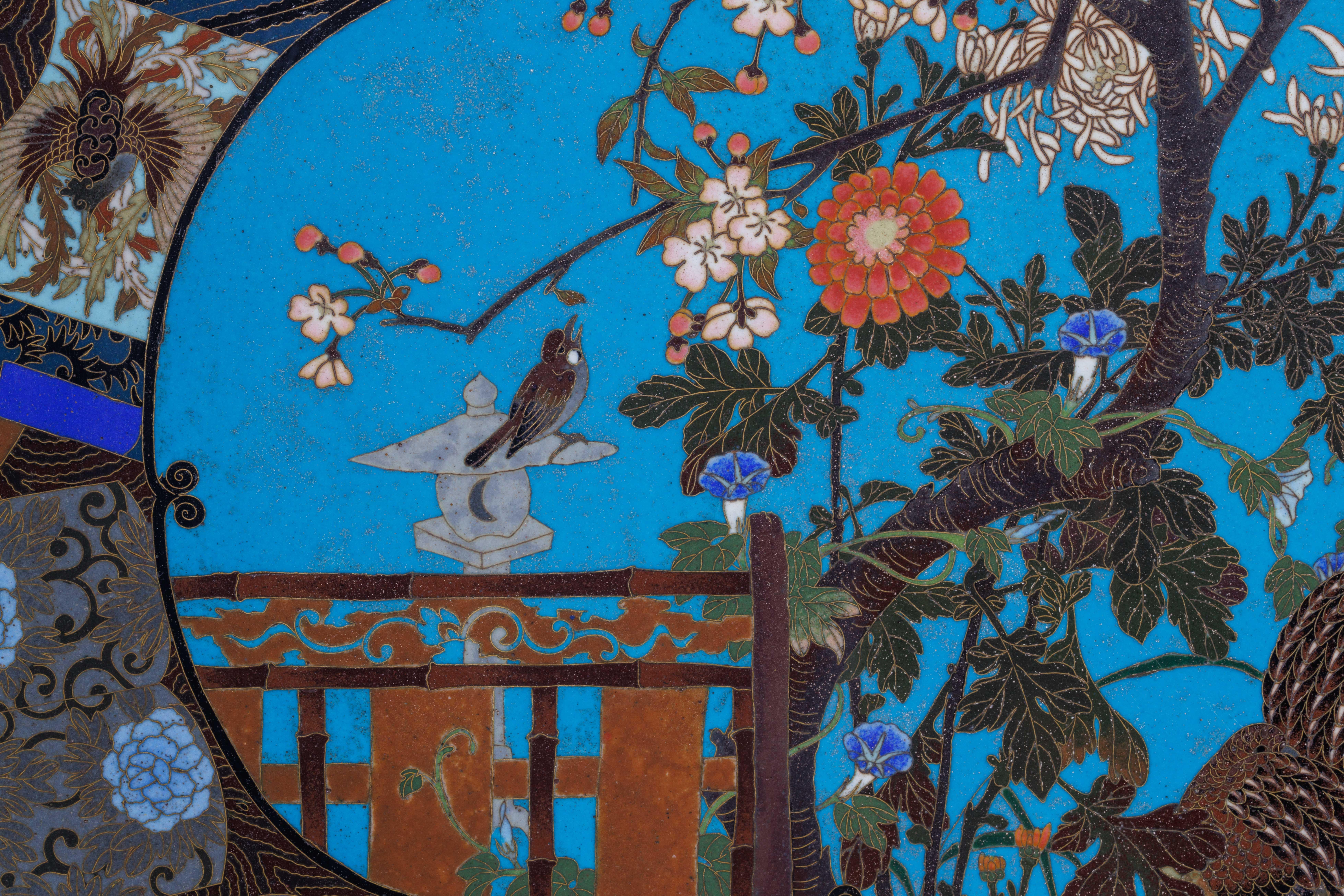 XIXe siècle Plateau en émail cloisonné Grand Meiji avec fleurs de cerisier et oiseaux en vente