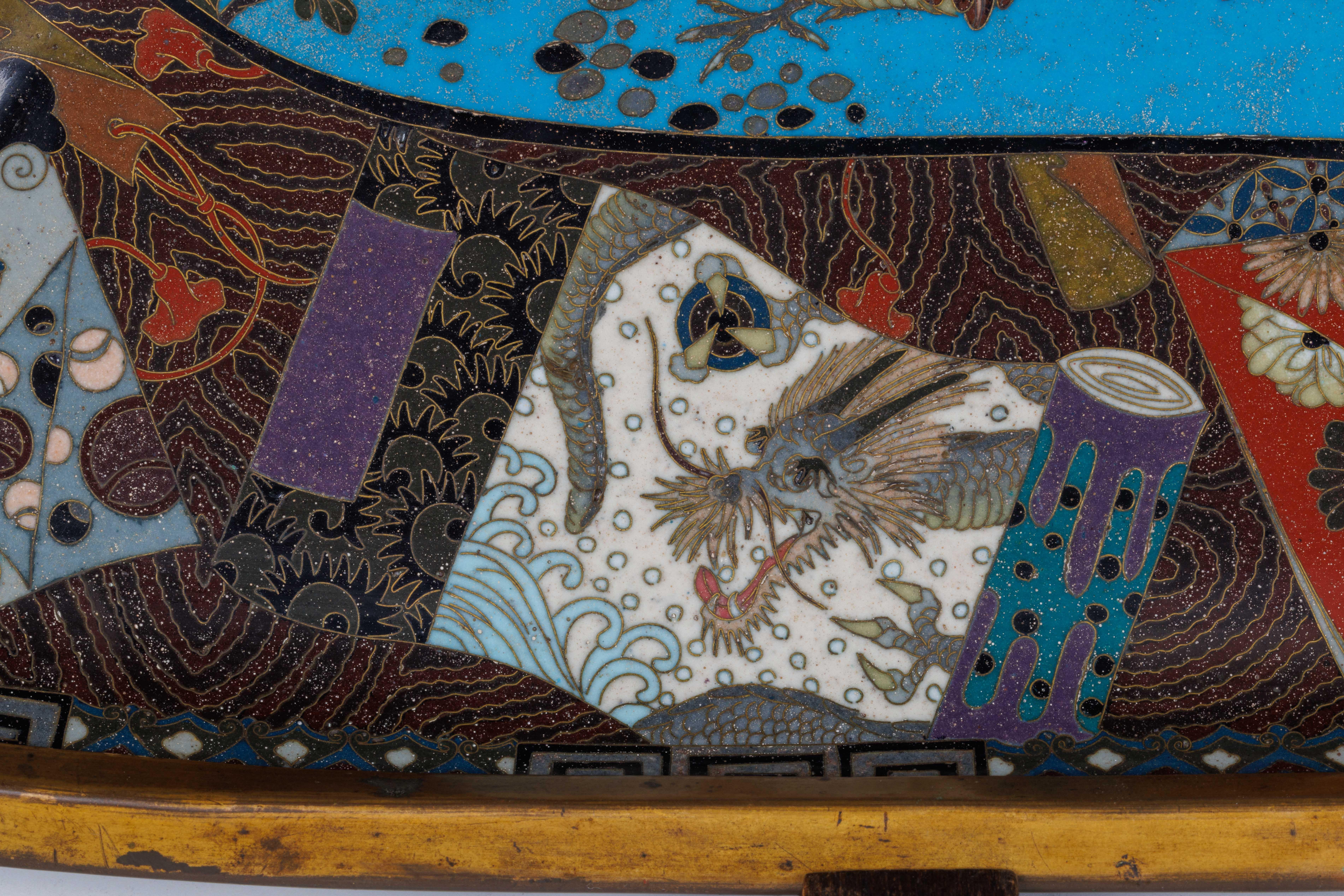 Émail Plateau en émail cloisonné Grand Meiji avec fleurs de cerisier et oiseaux en vente