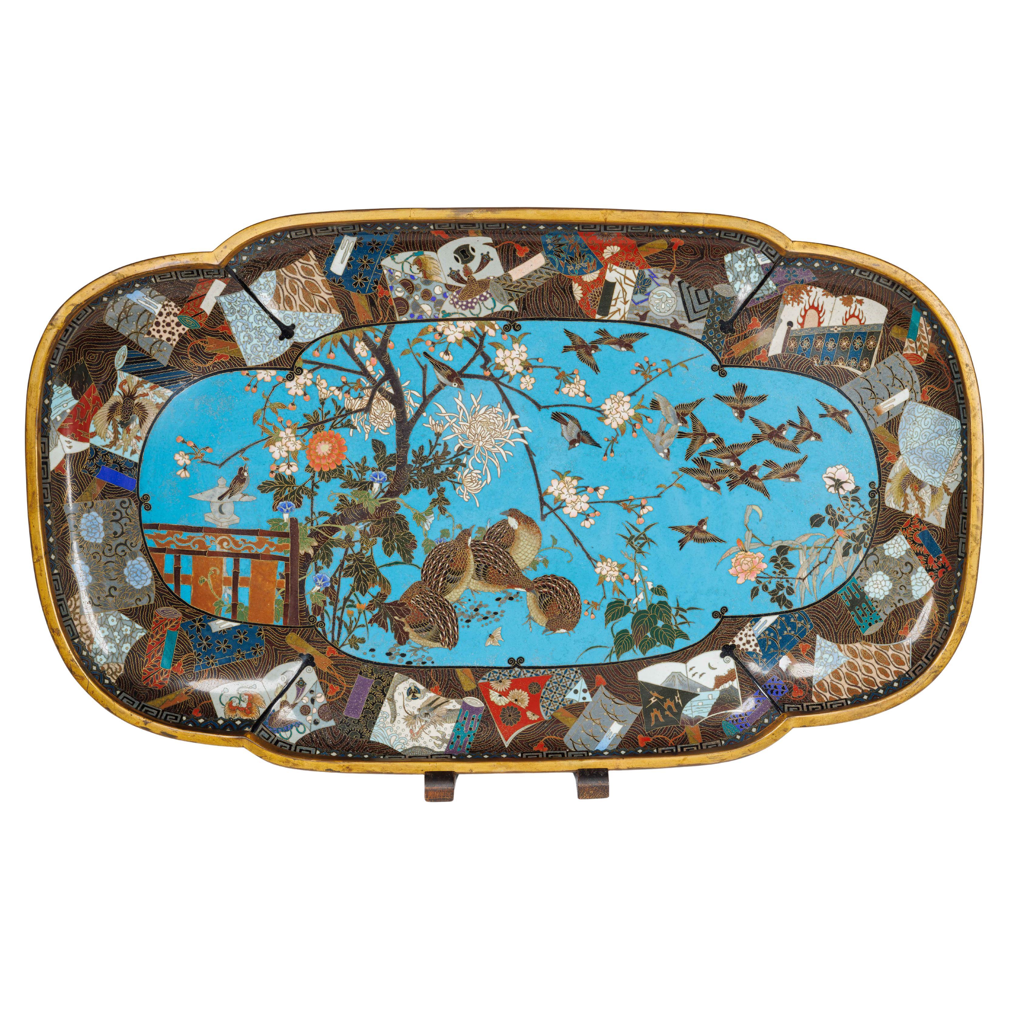 Un vassoio di smalto cloisonné Grand Meiji con fiori di ciliegio e uccelli
