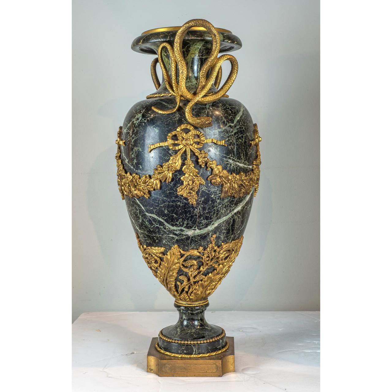 Doré Grande urne en marbre Verde Antico montée en bronze doré avec poignées serpentines en vente
