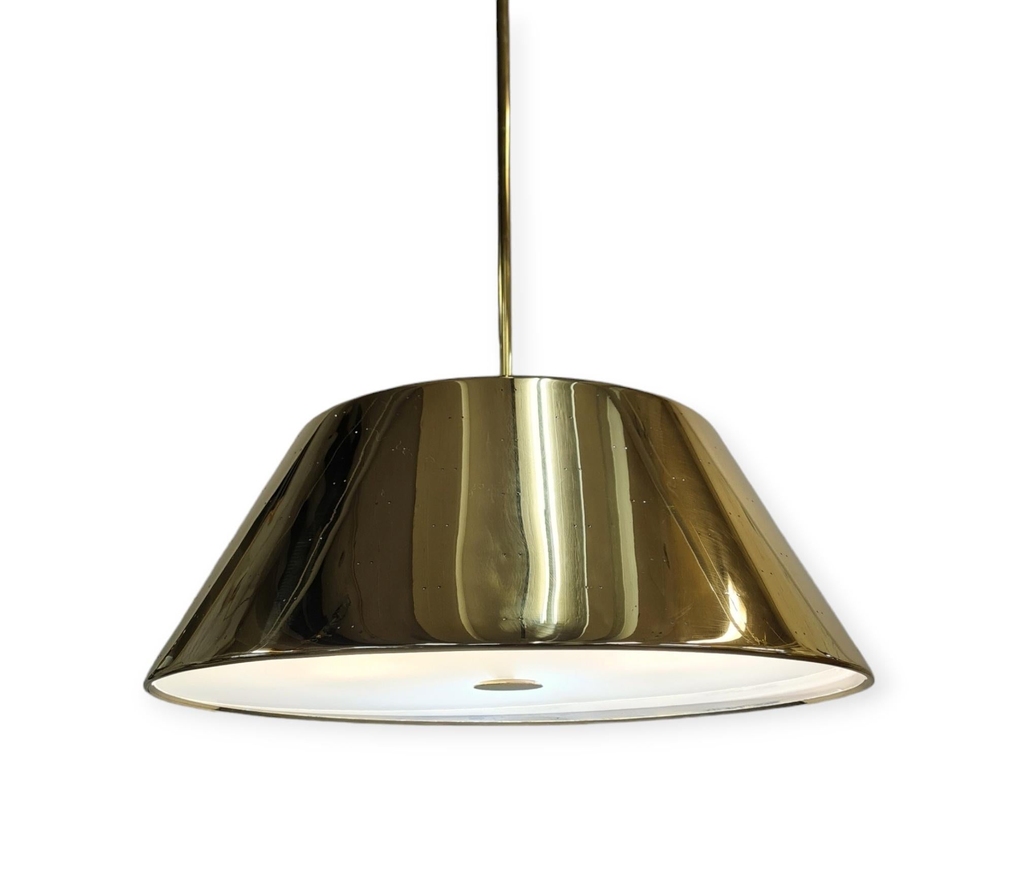 Scandinavo moderno Ciondolo a soffitto in ottone traforato Grand Paavo Tynell, Idman 1950s in vendita