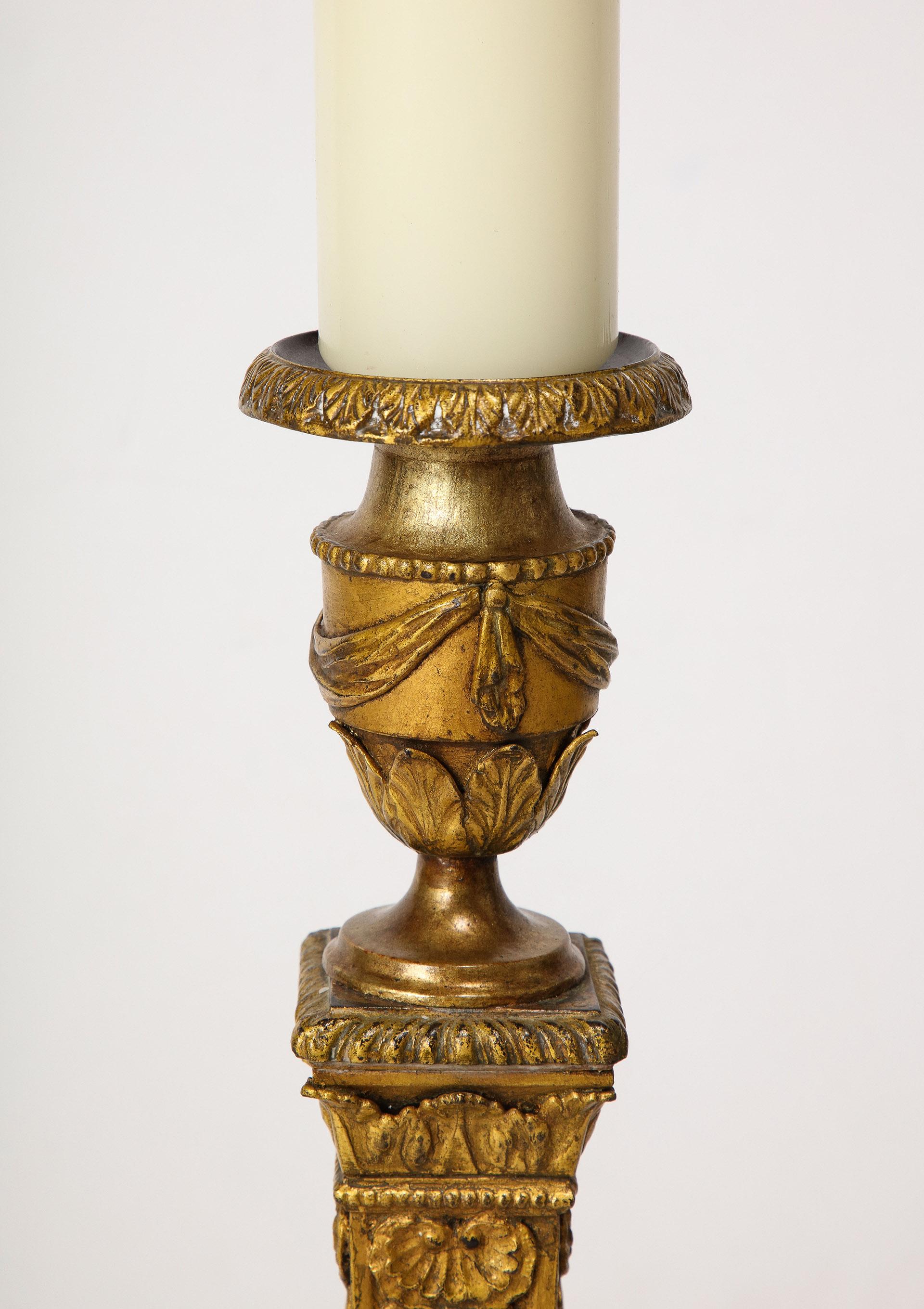 Großes Paar vergoldeter Eisen-Kerzenständer im Empire-Stil (Französisch) im Angebot