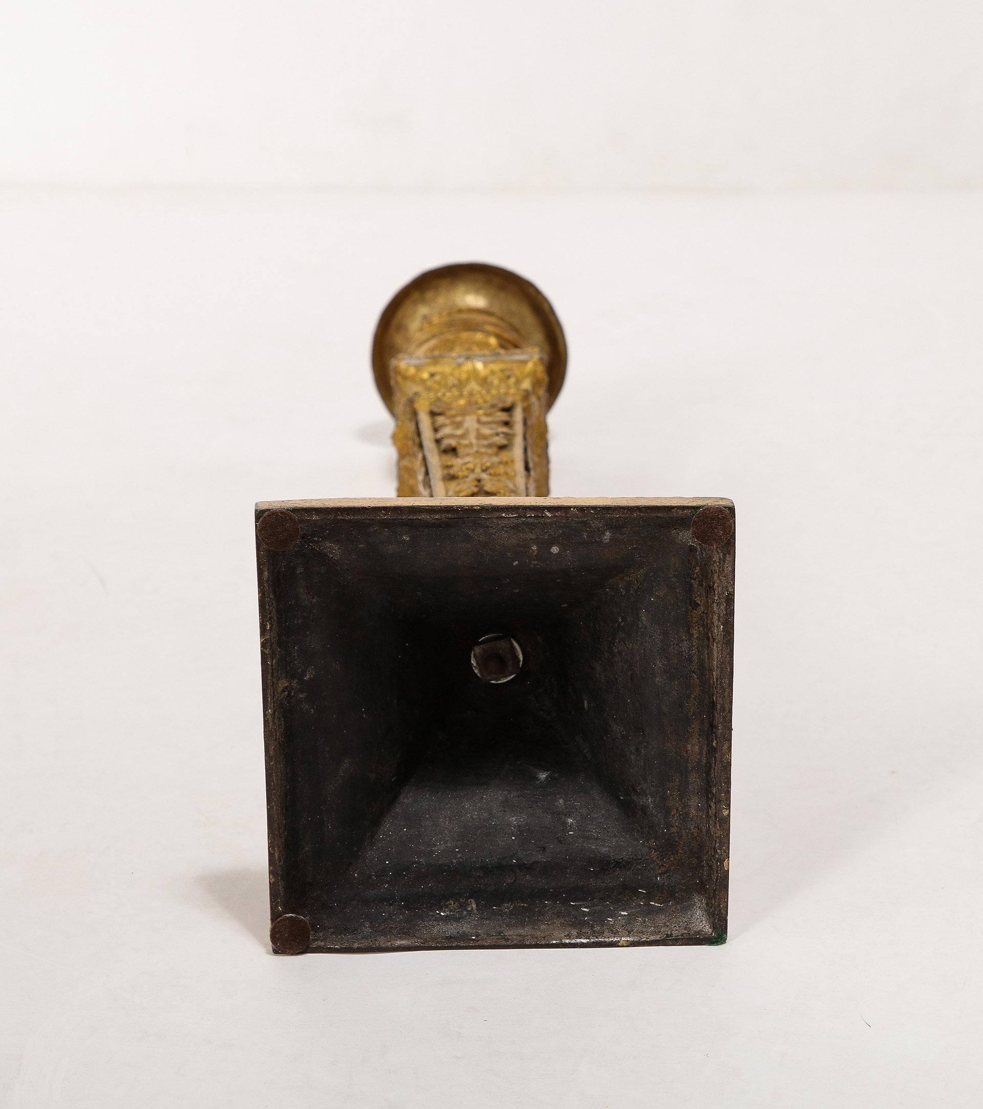 Großes Paar vergoldeter Eisen-Kerzenständer im Empire-Stil (19. Jahrhundert) im Angebot