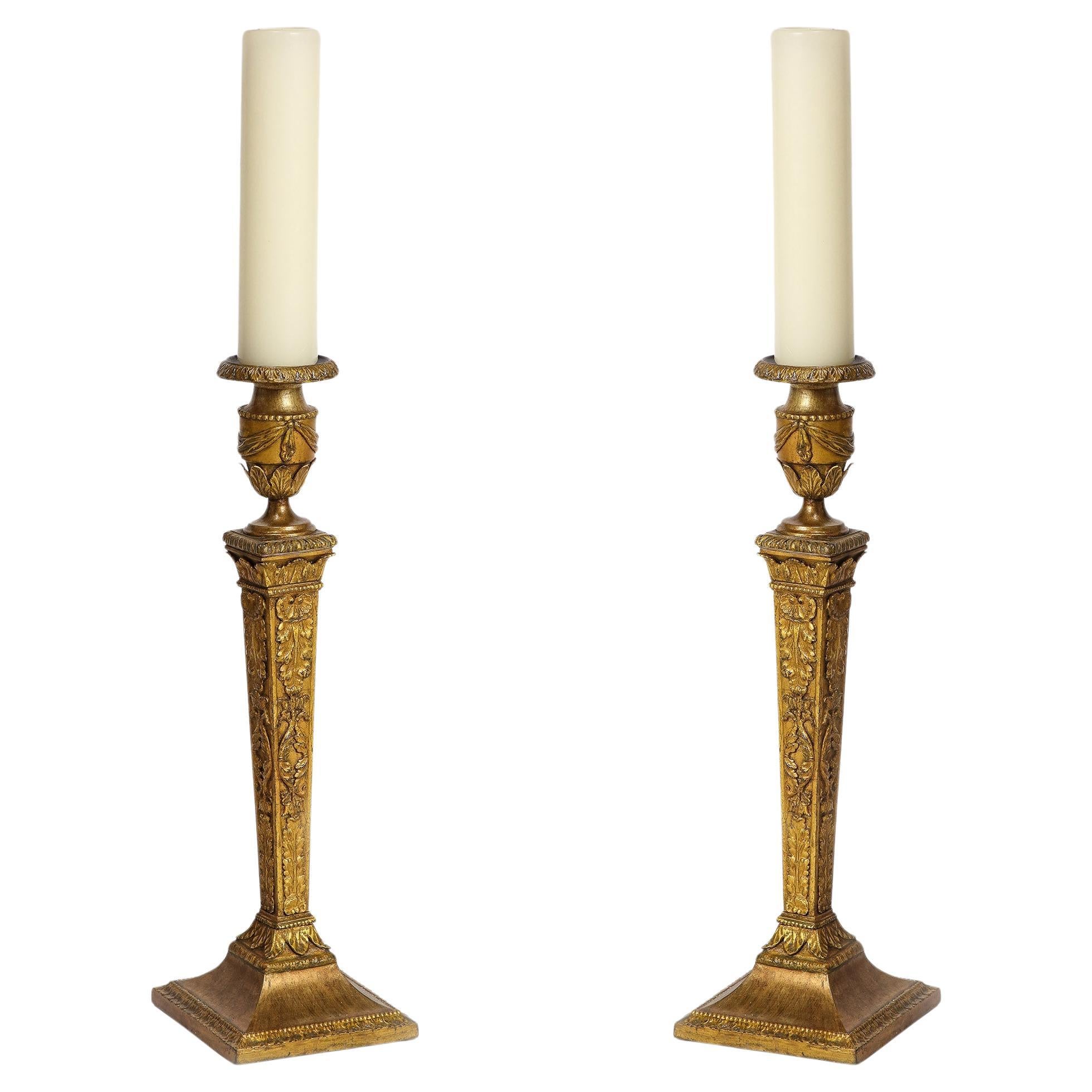 Großes Paar vergoldeter Eisen-Kerzenständer im Empire-Stil im Angebot