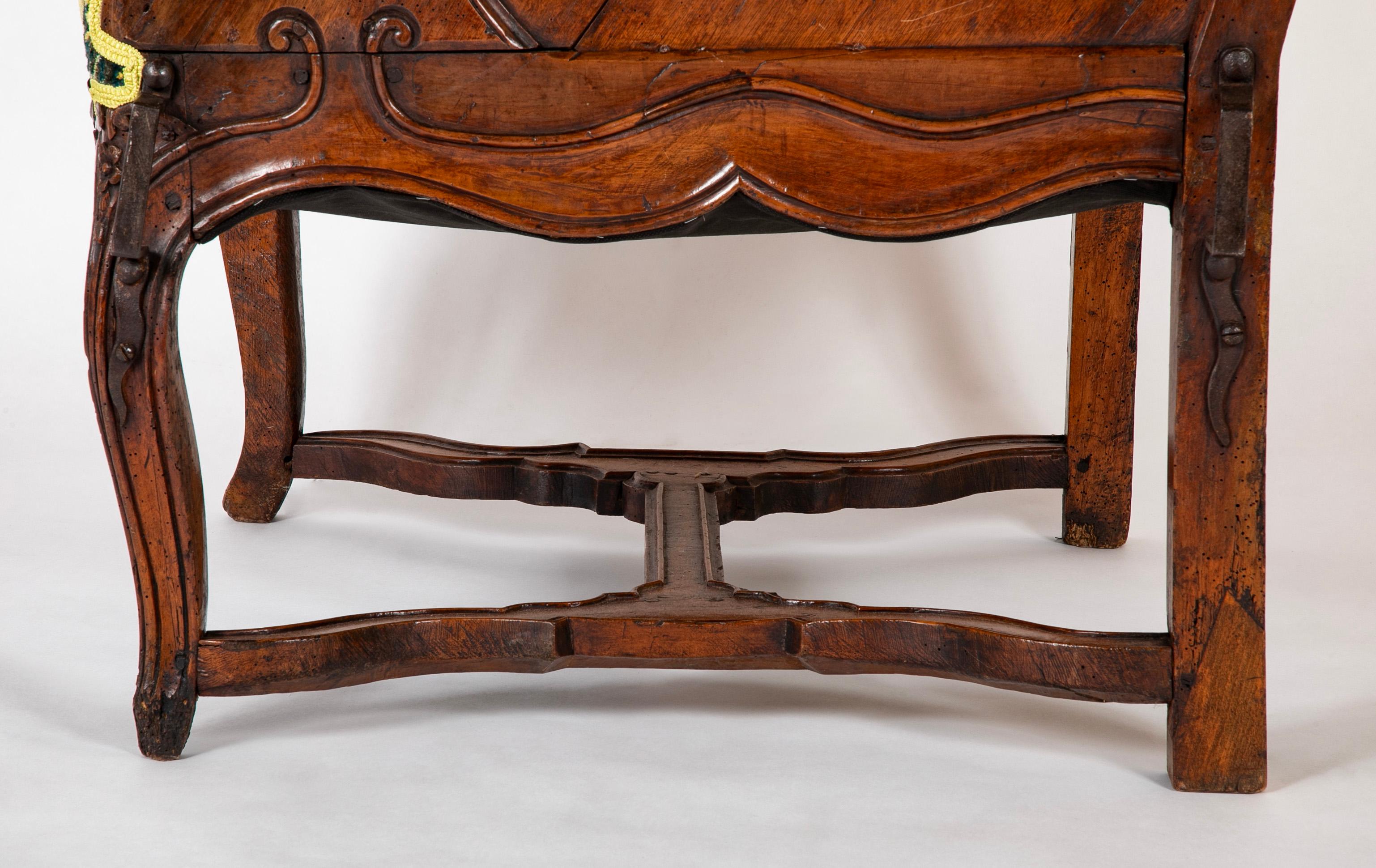 Grand Scale Französisch Louis XV Periode geschnitzt Nussbaum Sessel im Angebot 3