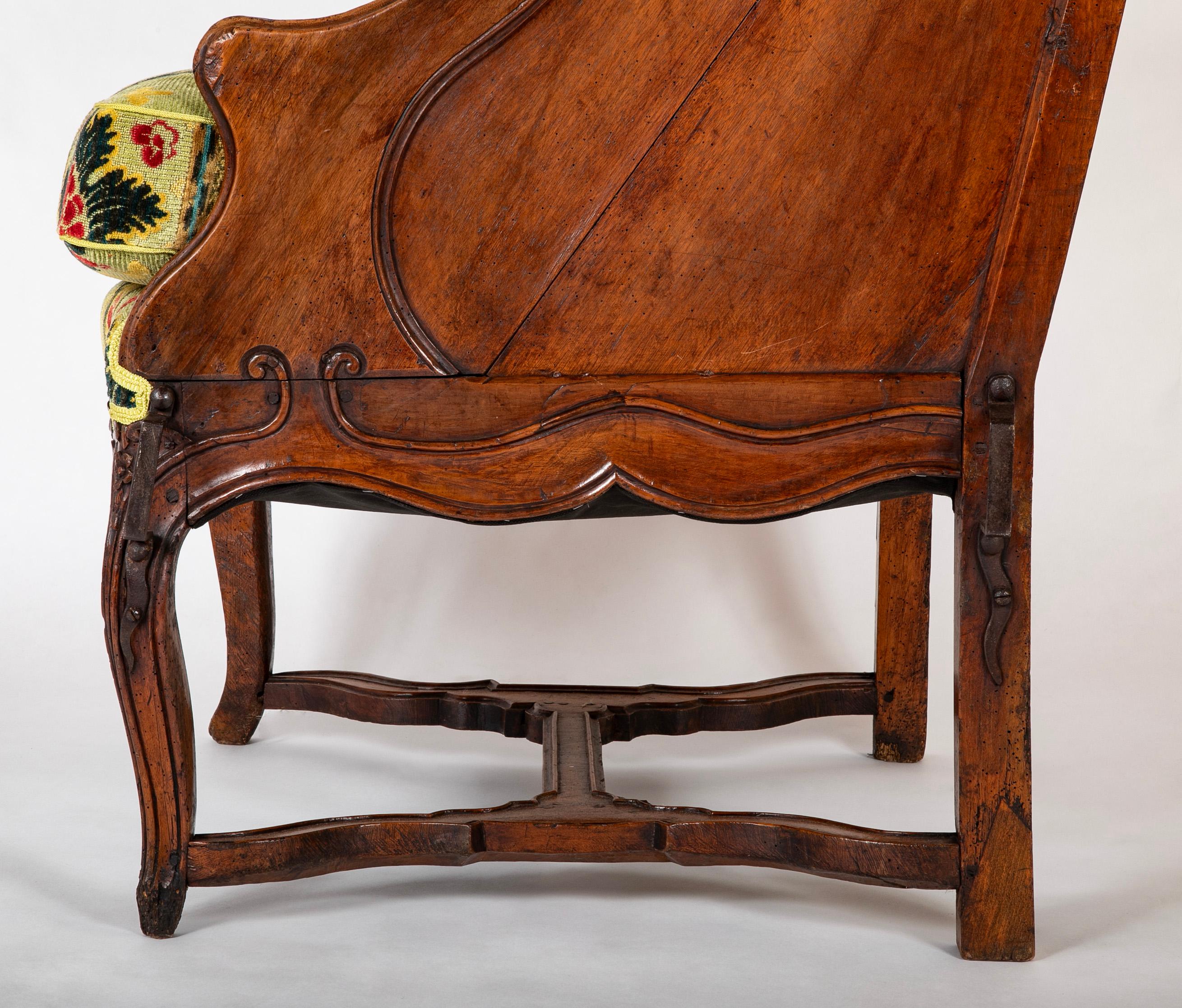 Grand Scale Französisch Louis XV Periode geschnitzt Nussbaum Sessel im Angebot 4