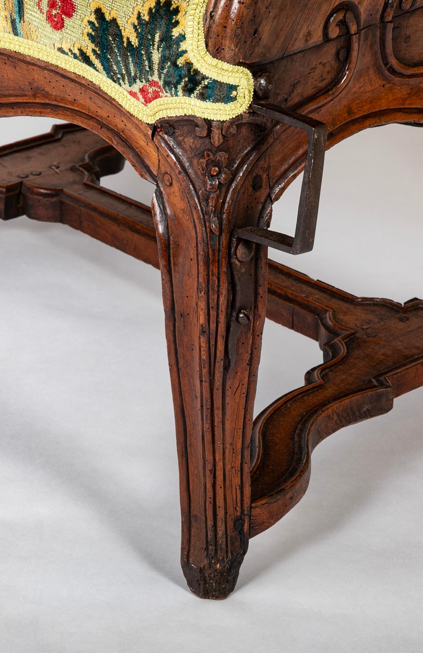 Grand Scale Französisch Louis XV Periode geschnitzt Nussbaum Sessel im Angebot 5