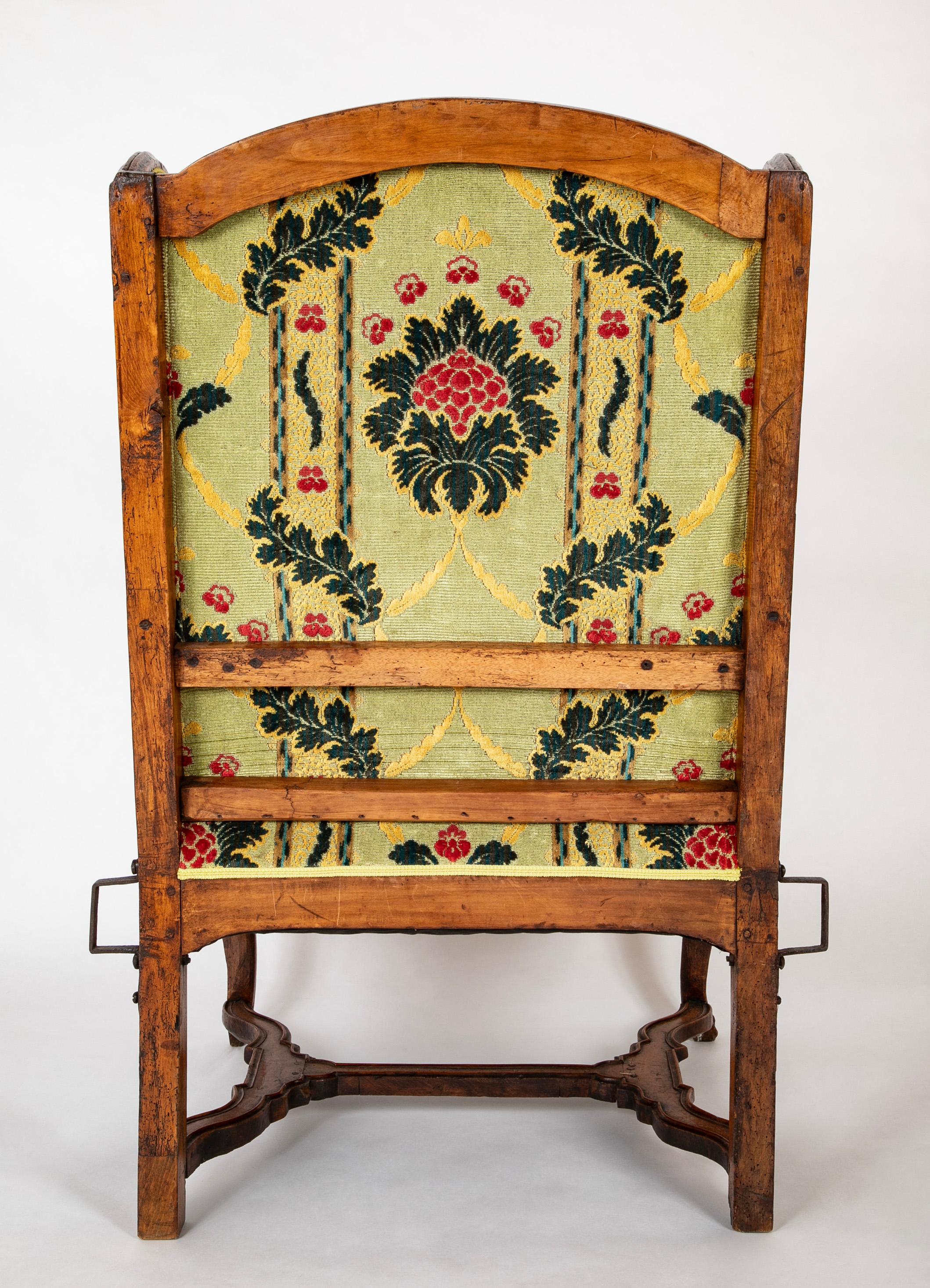 Grand Scale Französisch Louis XV Periode geschnitzt Nussbaum Sessel im Angebot 6