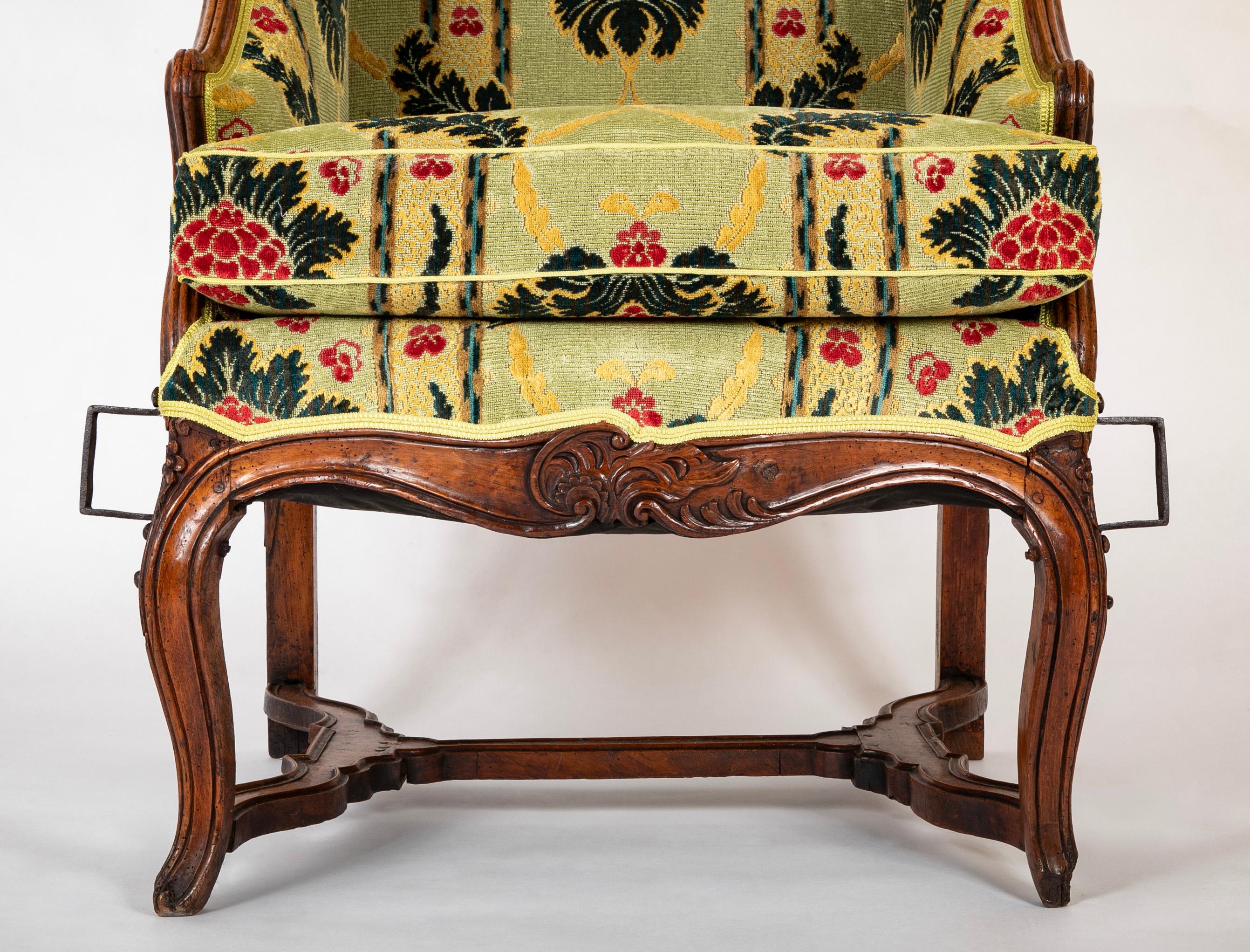 Grand Scale Französisch Louis XV Periode geschnitzt Nussbaum Sessel im Zustand „Gut“ im Angebot in Stamford, CT