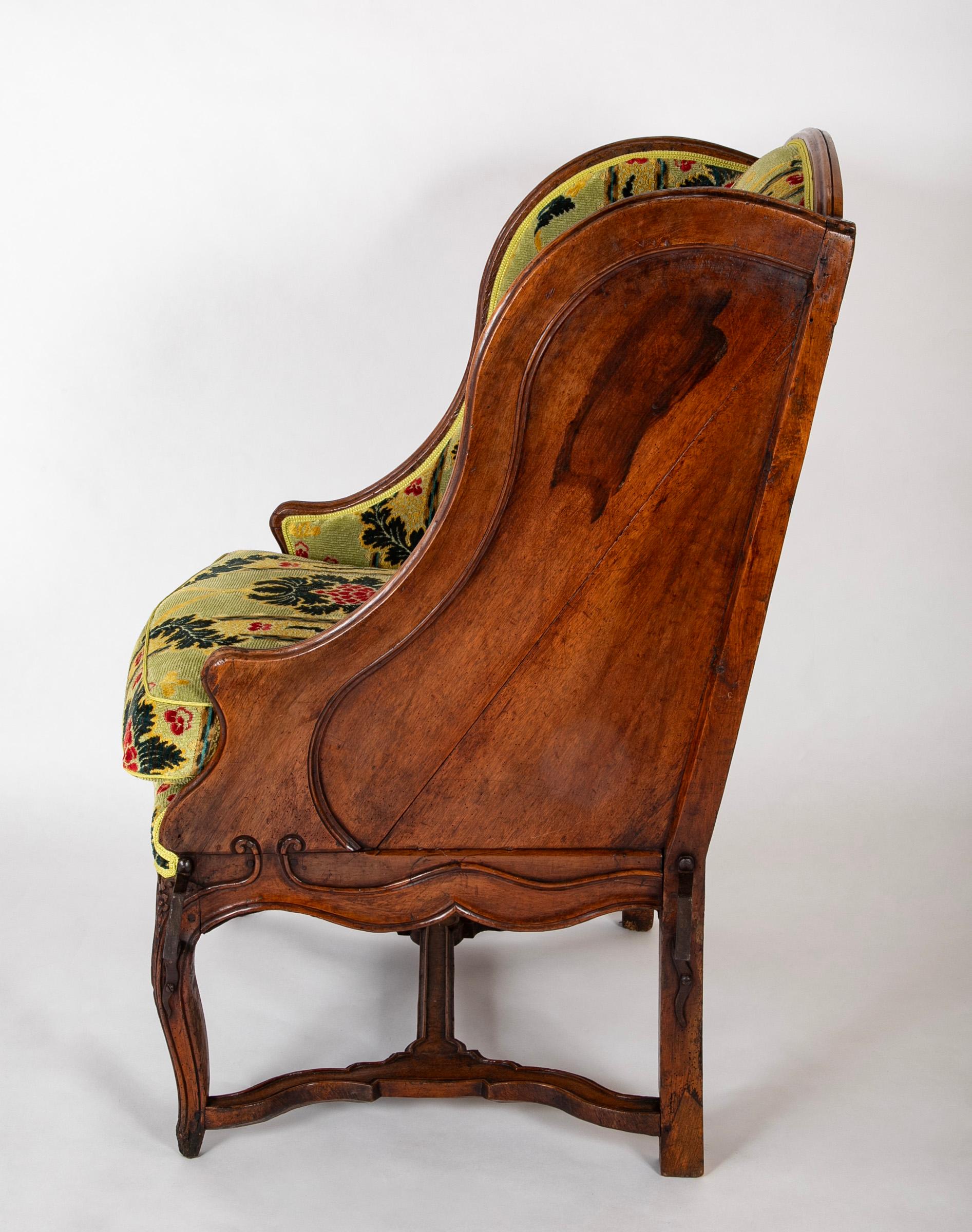 Grand Scale Französisch Louis XV Periode geschnitzt Nussbaum Sessel im Angebot 1