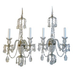 Un par de candelabros de diseño georgiano de cristal tallado a gran escala en estilo Waterford