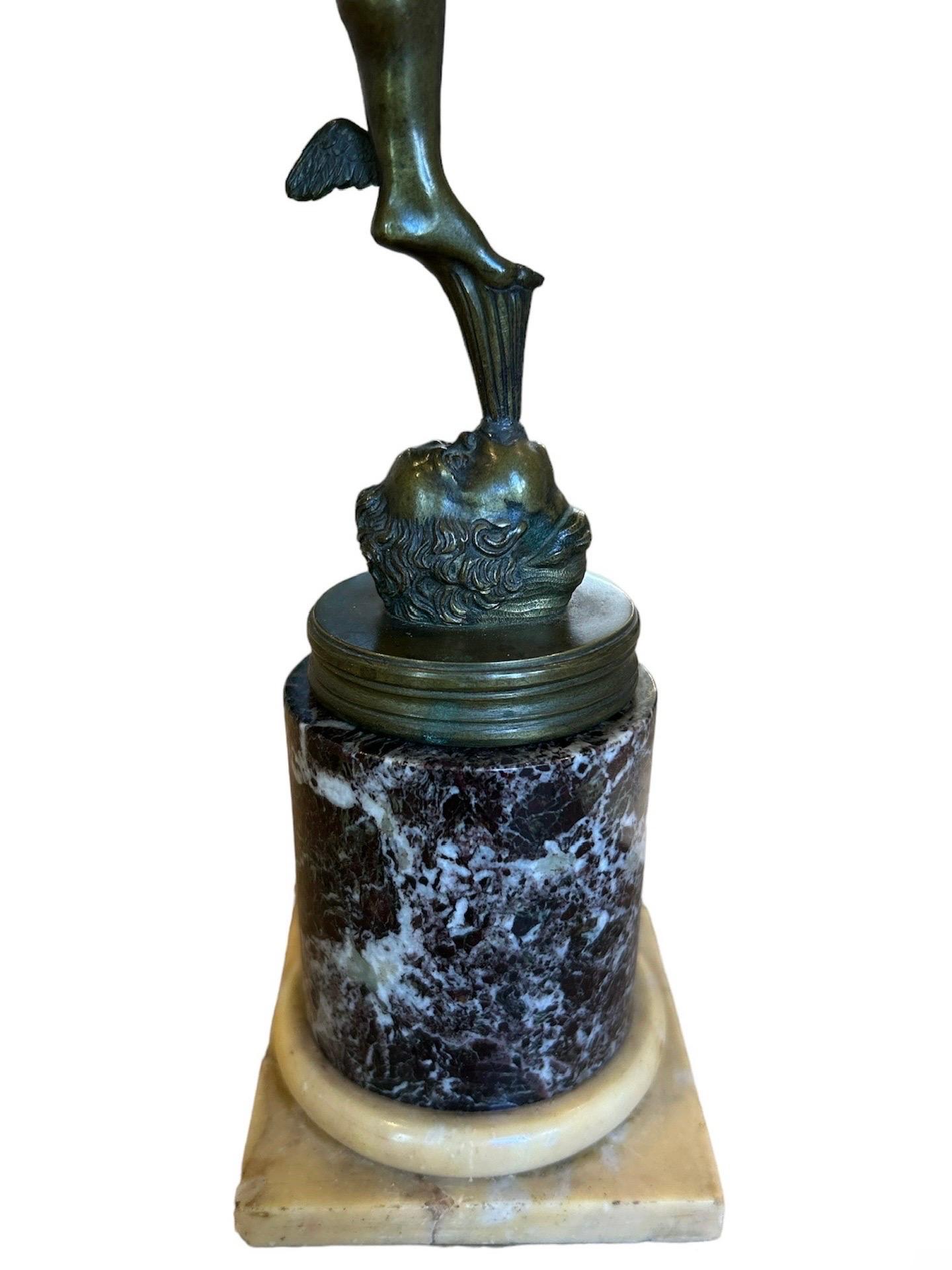 Metà XIX secolo Una figura bronzea di Mercurio (Hermes) del Grand Tour su un collare in marmo in vendita