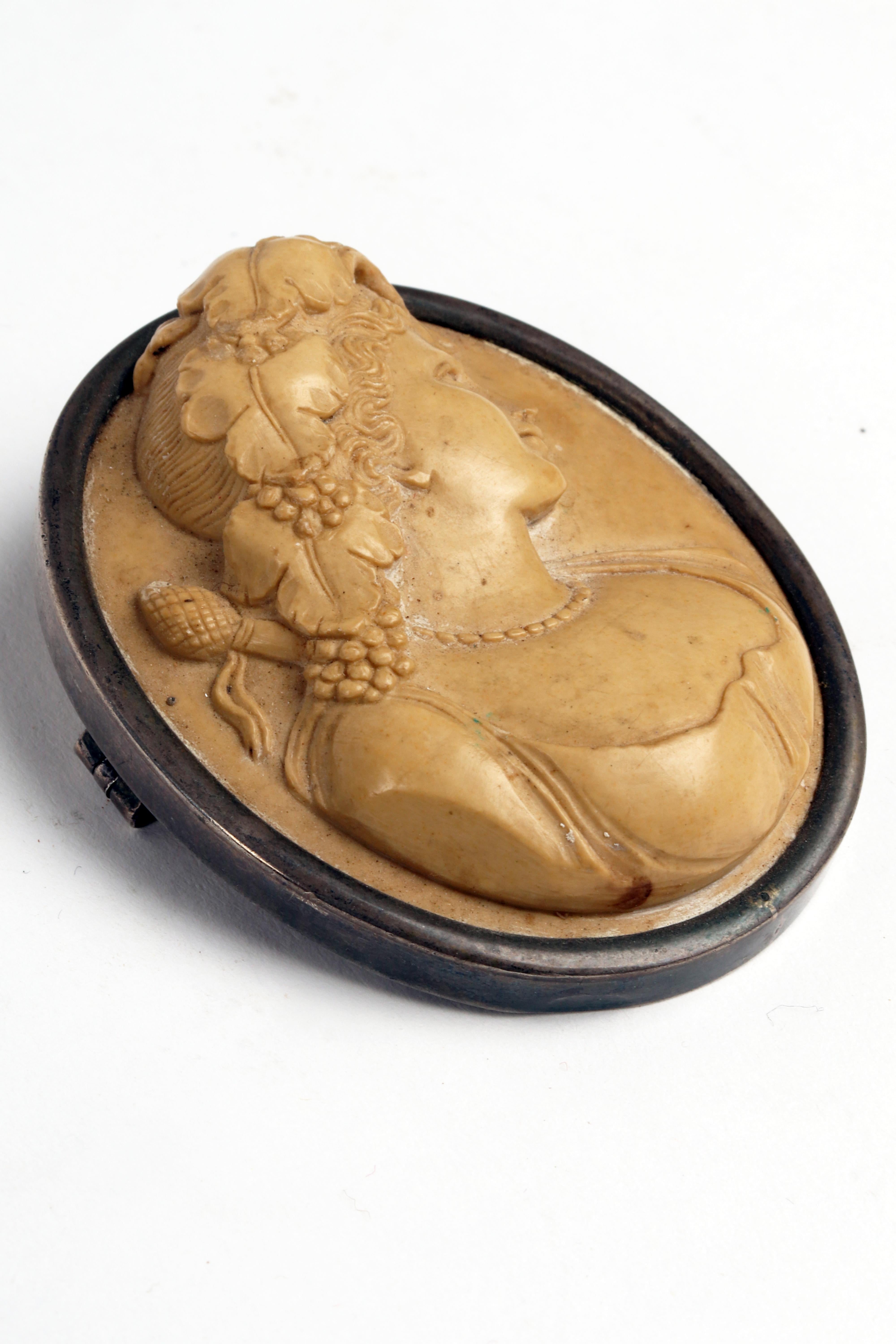 XIXe siècle Camée en lave du Grand Tour représentant une figure féminine dyonisiaque, Angleterre vers 1890. en vente