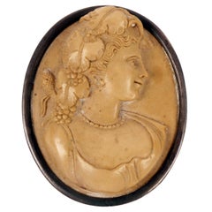 Camée en lave du Grand Tour représentant une figure féminine dyonisiaque, Angleterre vers 1890.