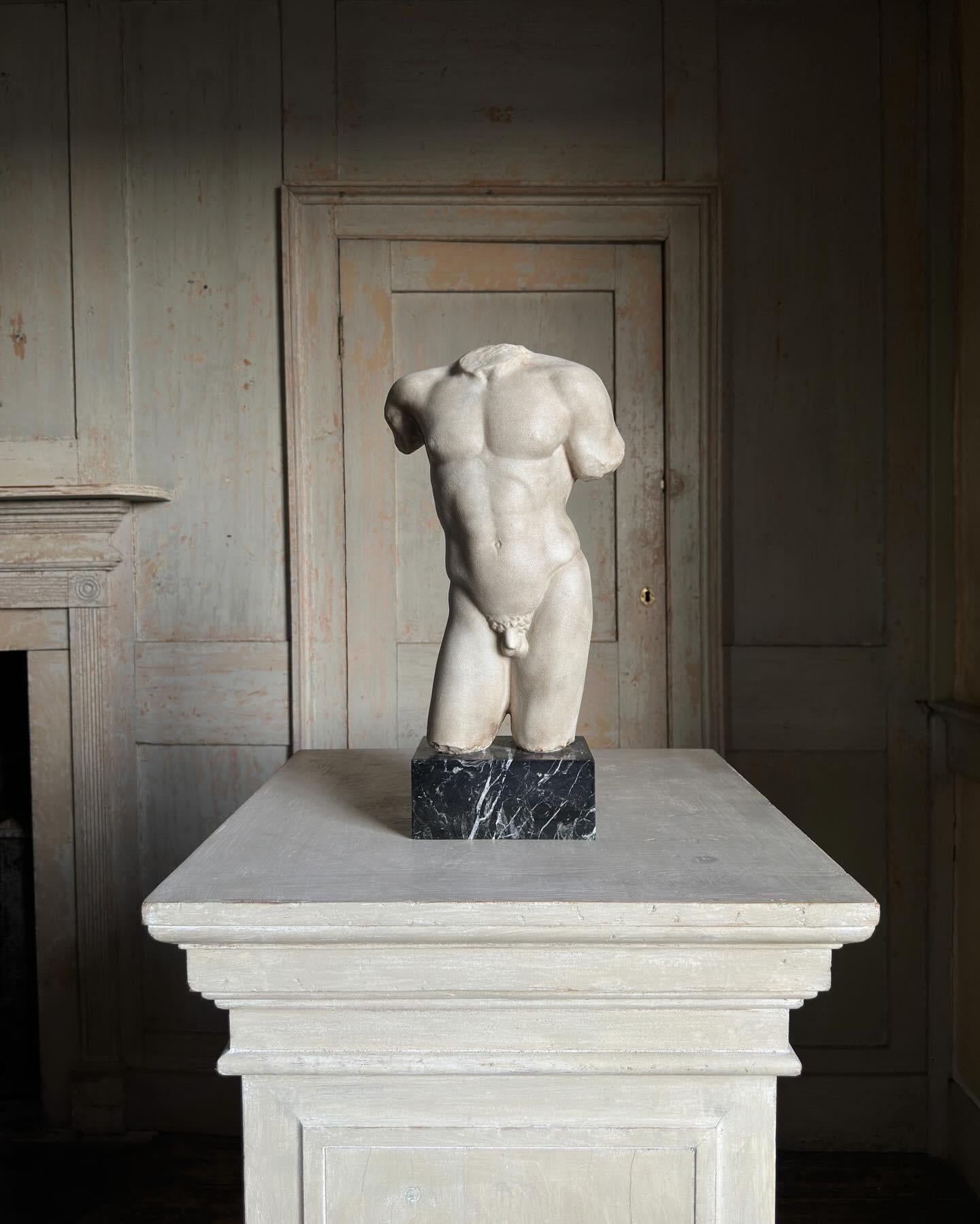 Schöner Marmortorso eines Athleten aus der Grand-Tour-Statue, nach antikem Vorbild. Wahrscheinlich Rom, 19. Jahrhundert. Auf einem späteren Nero-Marquina-Sockel erhöht. Ein echtes Statement.

Maße - 46cm H x 23cm B x 13cm T (Overall). 39cm H x 23cm