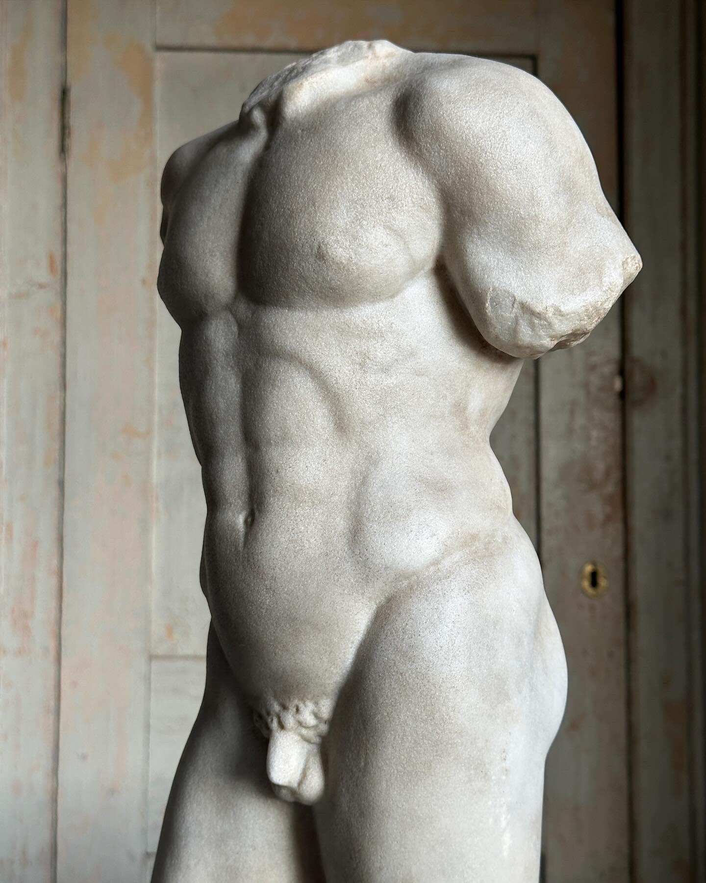 A Grand Tour marble torso of an athlete, after the antique. In Good Condition For Sale In London, GB