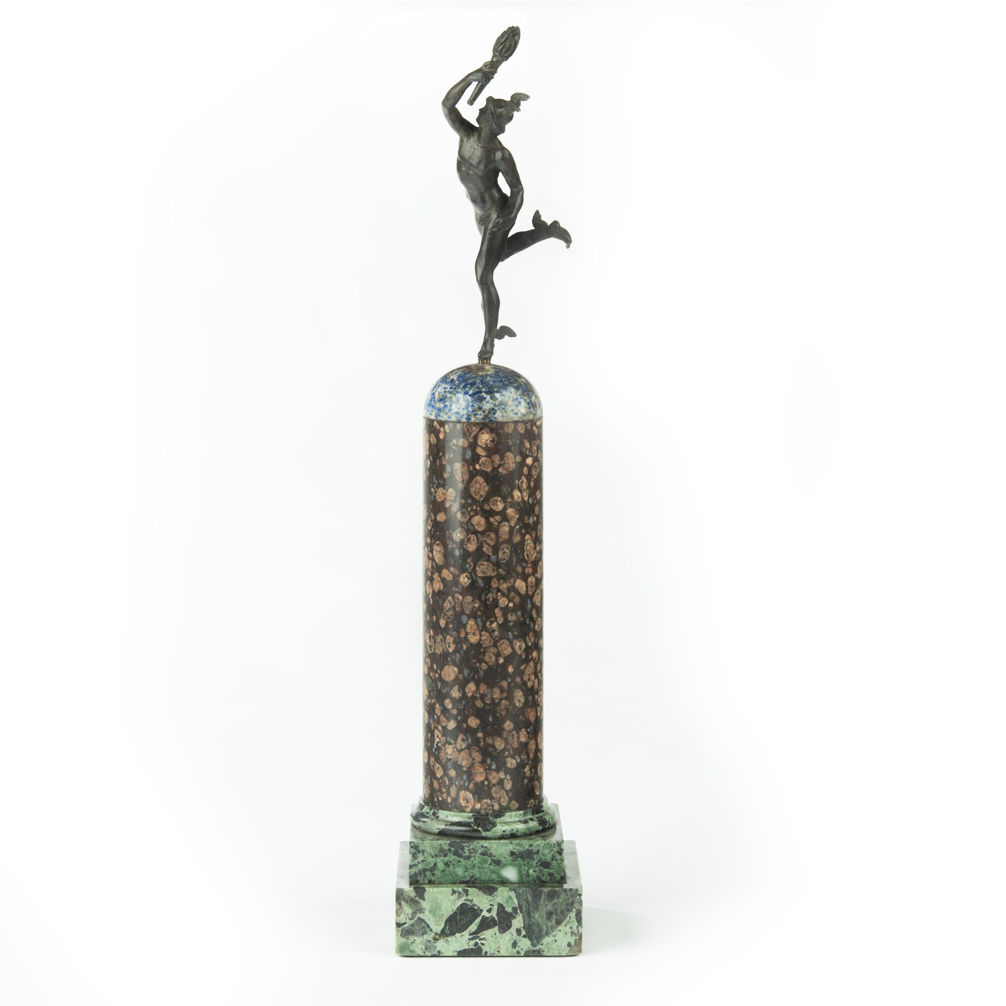 Grand Tour Regency bronze figure de Mercure (Hermès) sur une colonne de marbre composite, le messager des dieux est représenté courant sur des pieds ailés soutenus par un souffle de vent avec une torche levée en l'air et un casque ailé sur la tête,