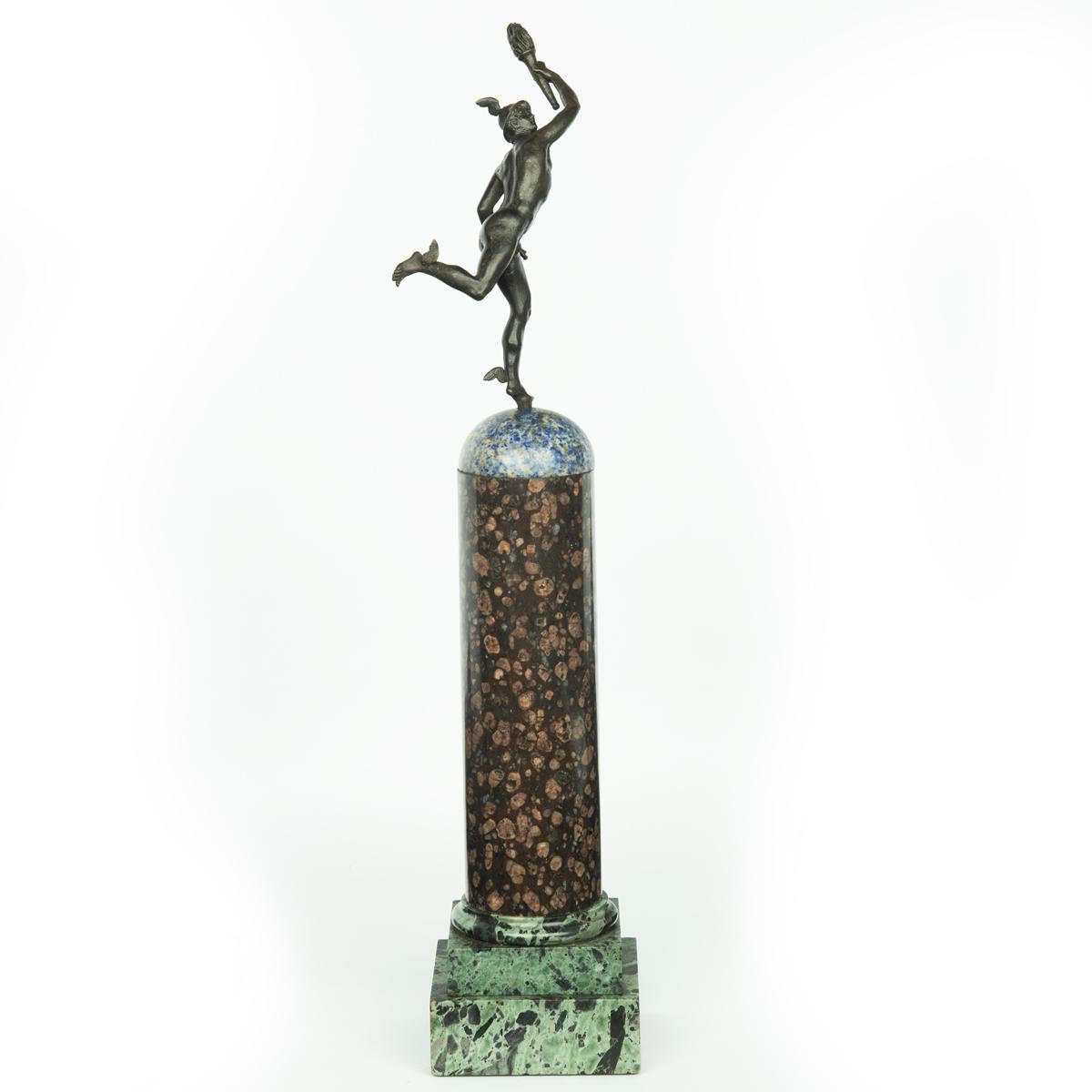 Début du XIXe siècle Une figure de Mercure (Hermès) en bronze du Grand Tour de la Régence sur une colonne de marbre en vente