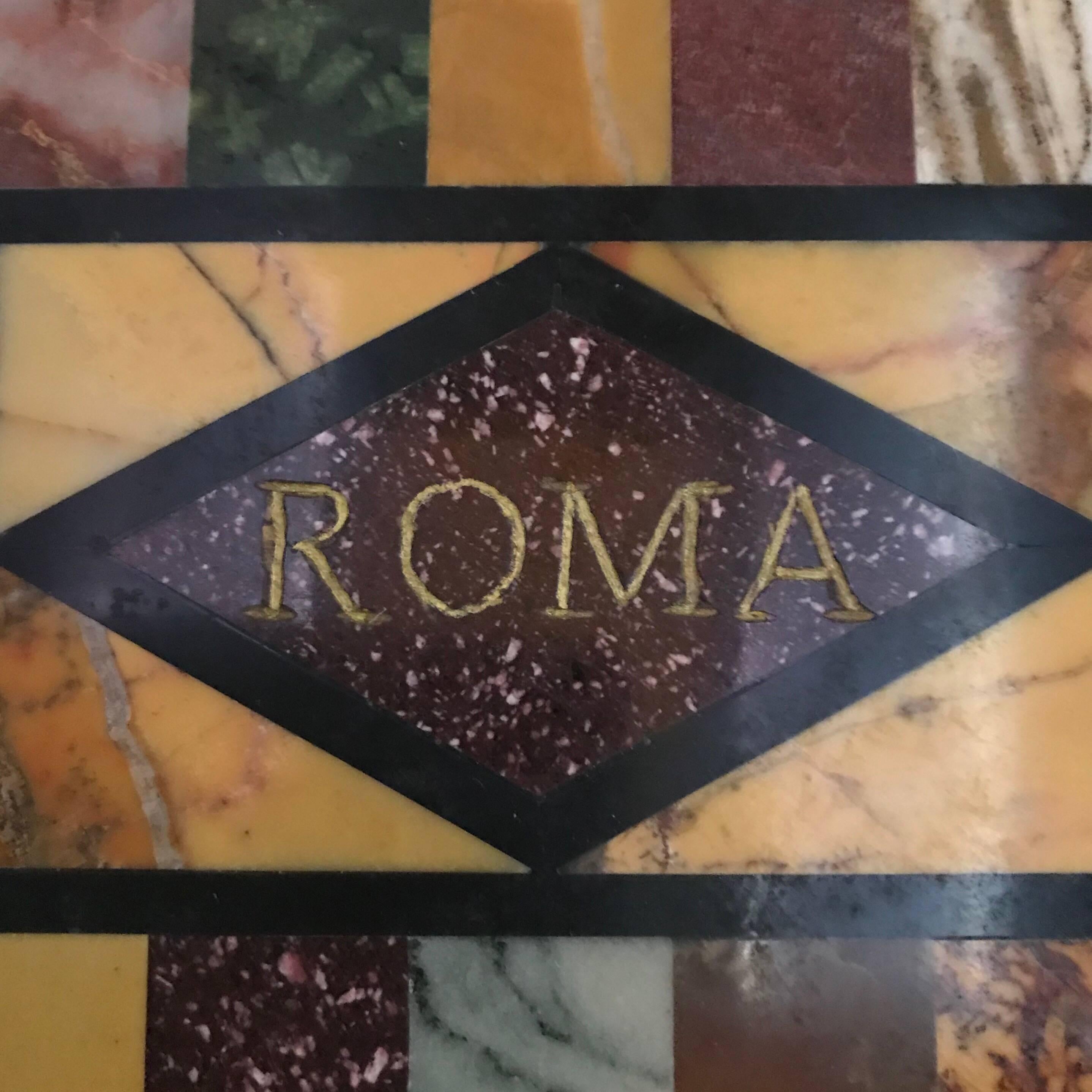 Briefbeschwerer mit 'ROMA' auf rautenförmigem Porphyrgrund mit 20 verschiedenen Steinsorten, italienisch.