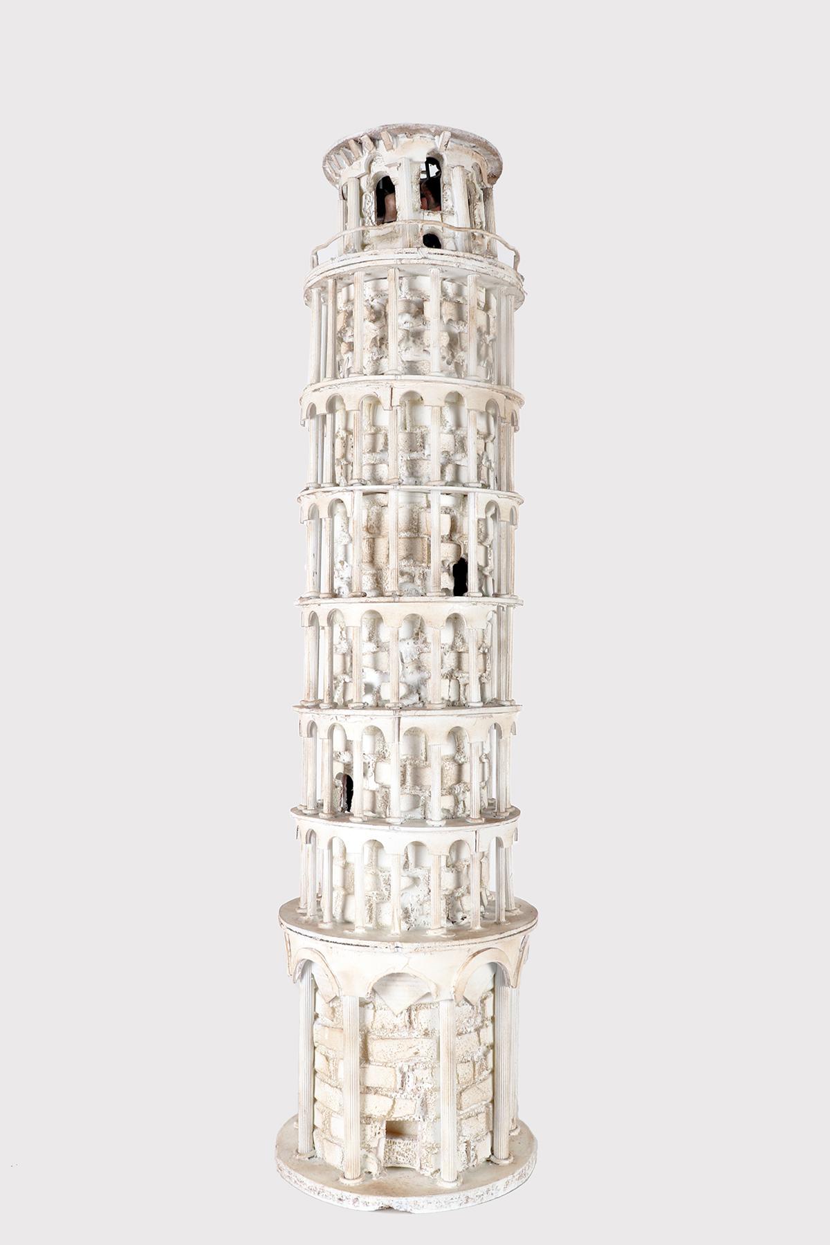 Maquette architecturale miniature Wunderkammer Grand Tour, entièrement réalisée à la main, en bois peint de couleur blanche et en polystyrène, représentant la Tour de Pise. Les cloches en laiton sont insérées dans la partie finale de la tour. Patine