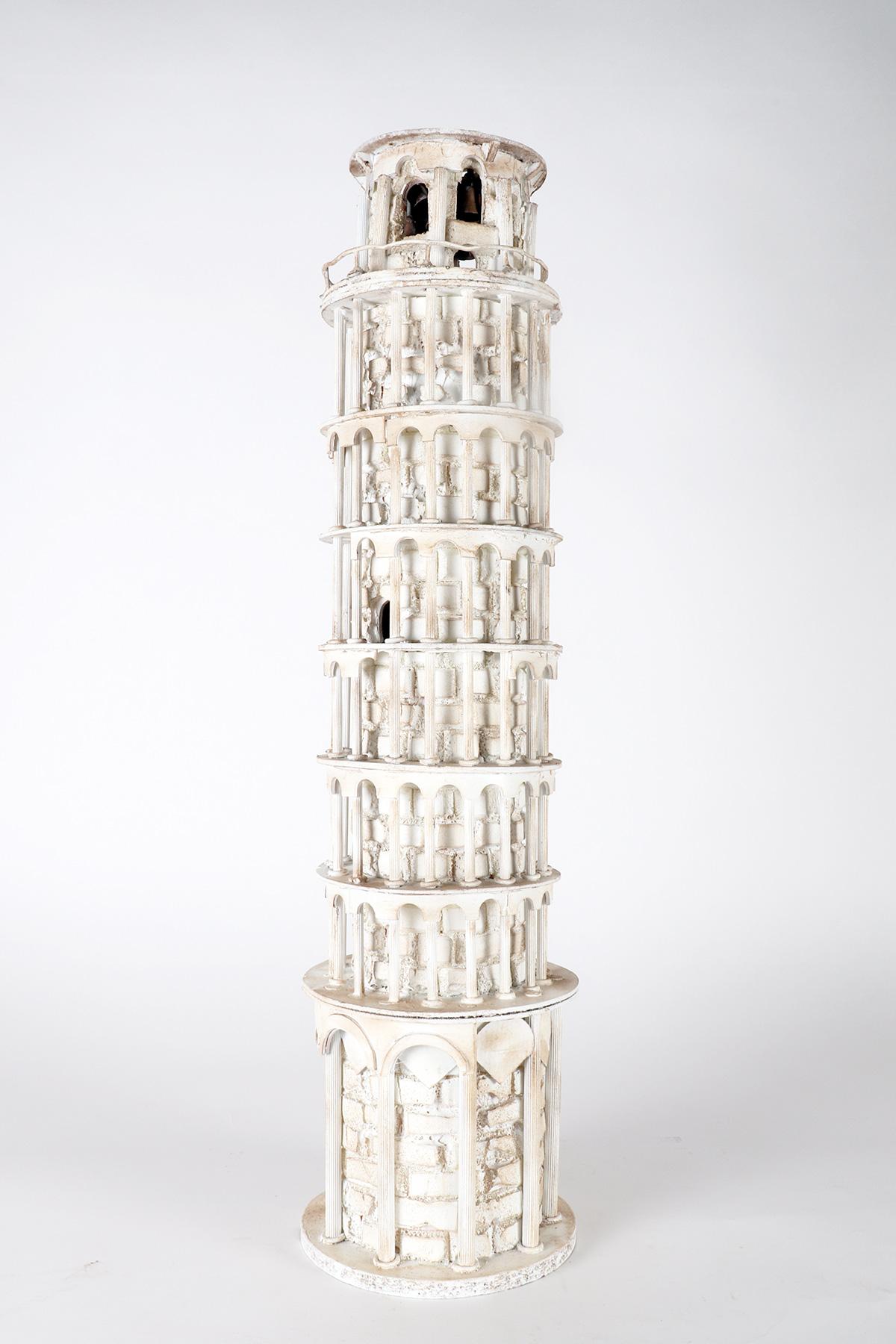 italien Une maquette en bois du Grand Tour, représentant la tour de Pisa, Italie 1950. en vente