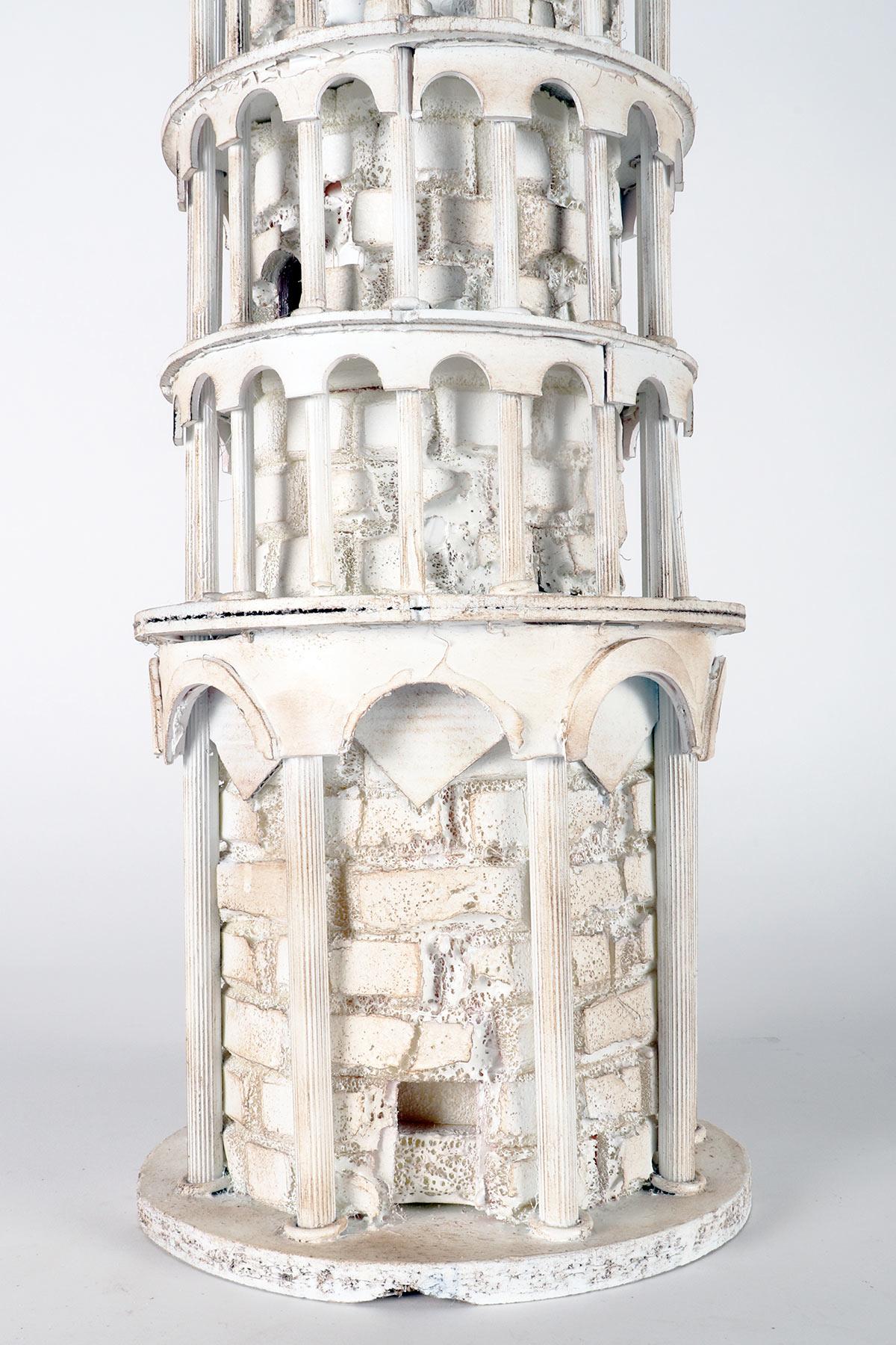 Polystyrène Une maquette en bois du Grand Tour, représentant la tour de Pisa, Italie 1950. en vente