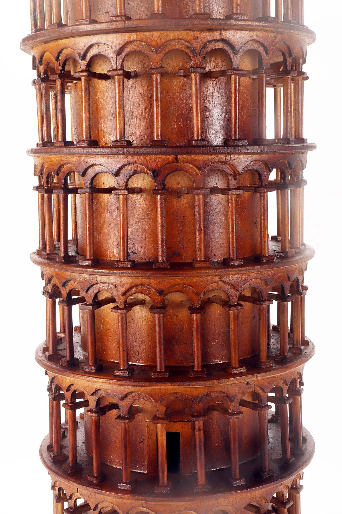 Maqueta de madera del Gran Tour, que representa la Torre de Pisa, Italia, hacia 1880. 5