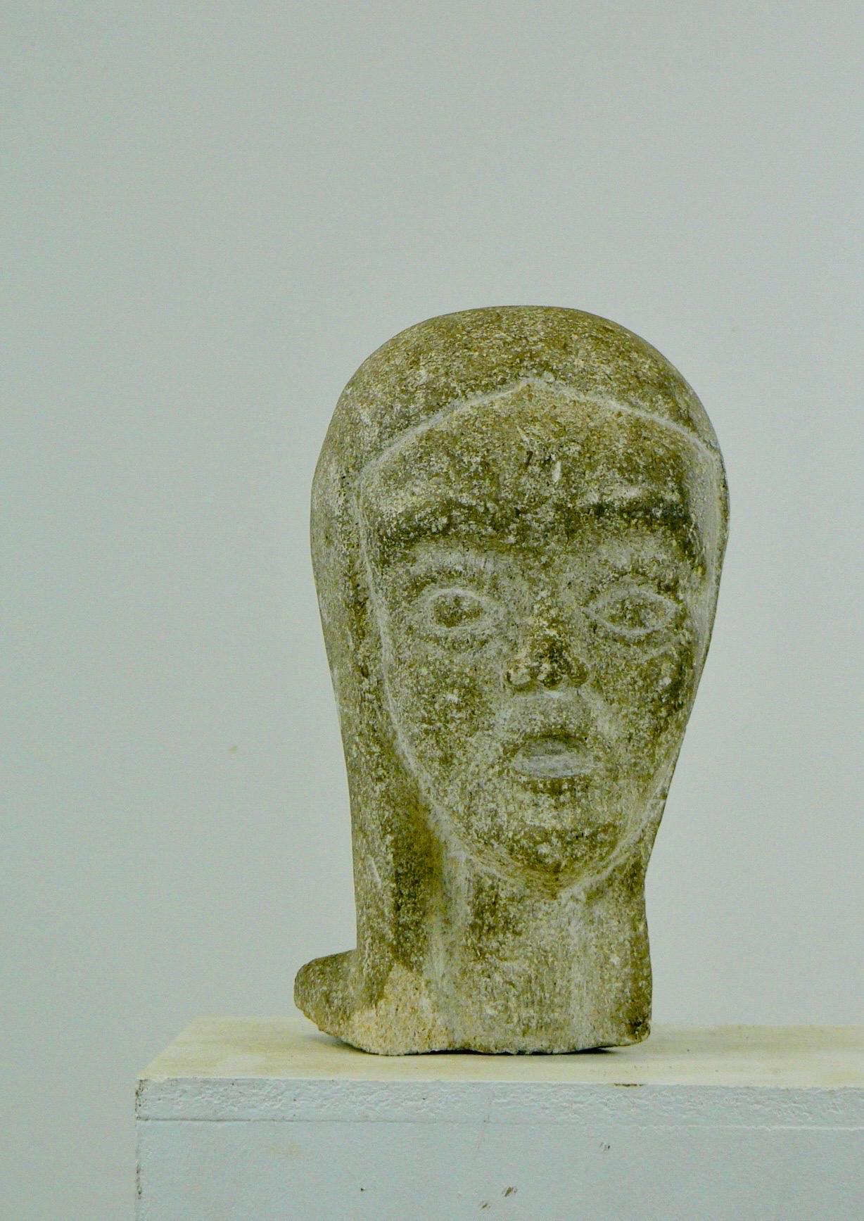 Sculpture raffinée en granit représentant la tête d'une jeune femme, dont on pense qu'elle représente probablement Sainte Jeanne d'Arc, réalisée en France dans les années 1950. Il présente une magnifique patine qui renforce son allure et sa