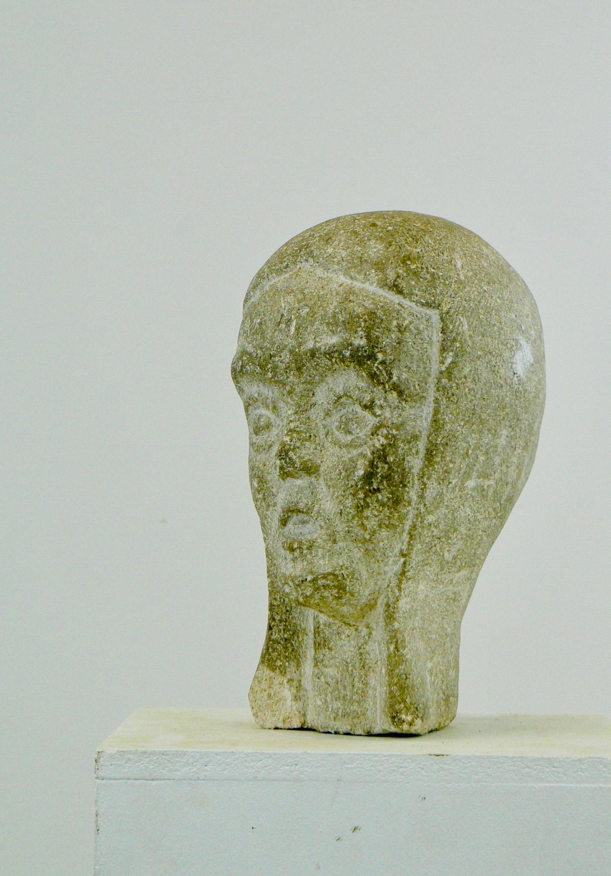 Gothique Une sculpture en granit représentant la tête d'une jeune femme  - France - 1960 en vente