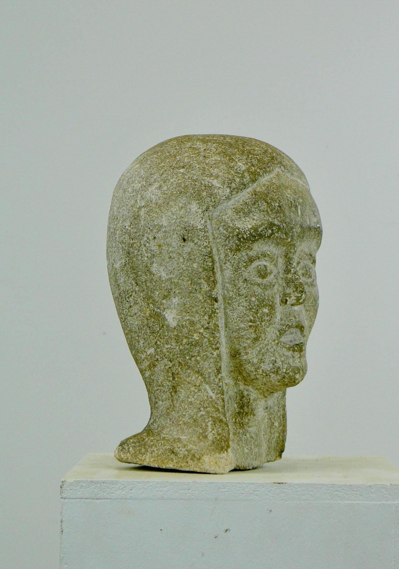 Européen Une sculpture en granit représentant la tête d'une jeune femme  - France - 1960 en vente