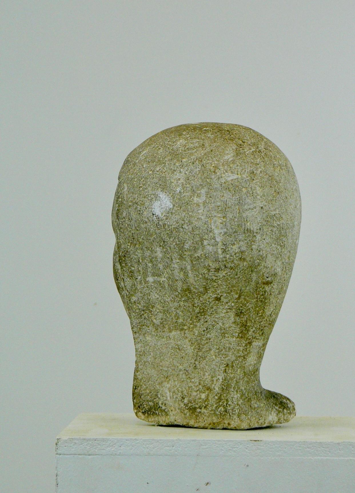 Sculpté à la main Une sculpture en granit représentant la tête d'une jeune femme  - France - 1960 en vente