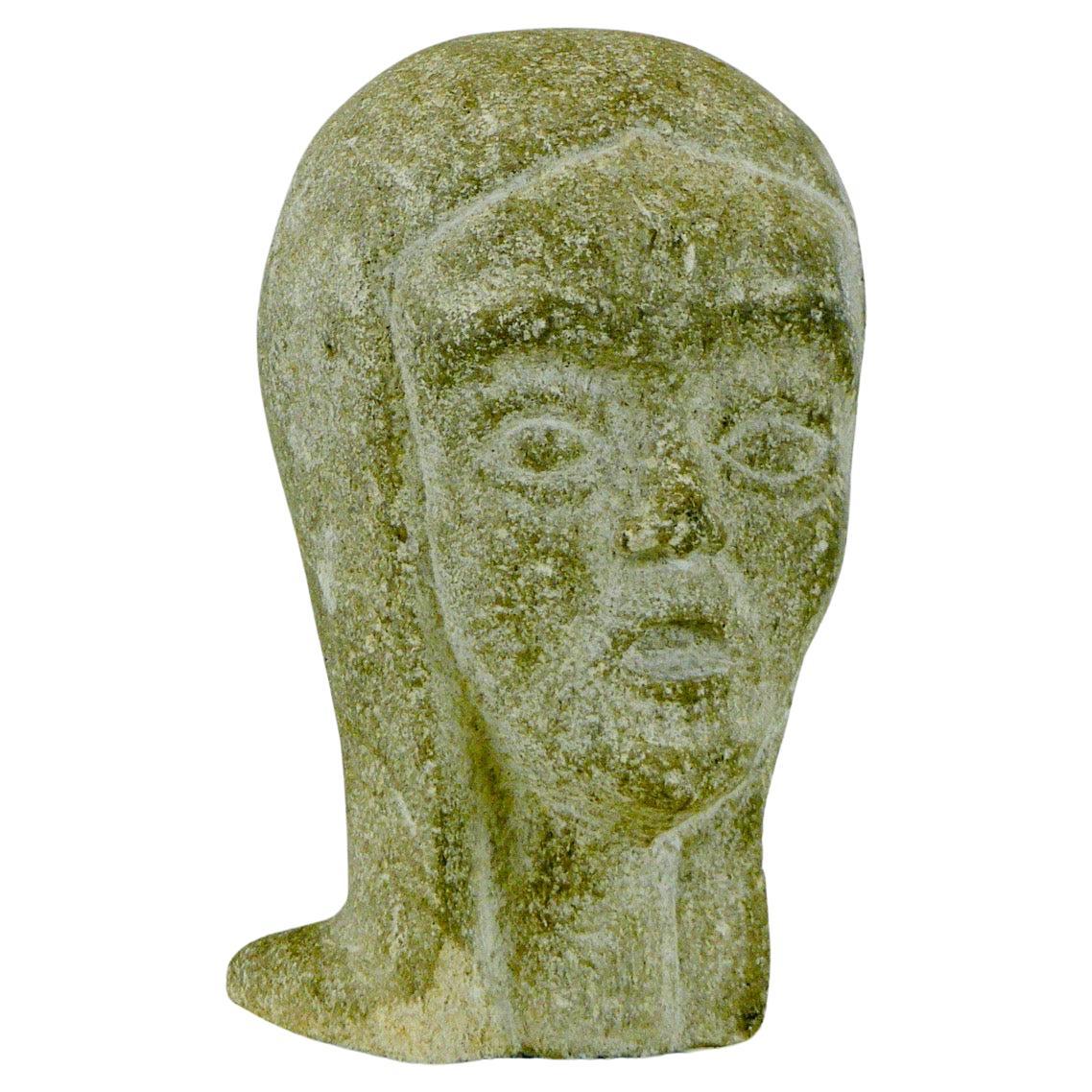 Une sculpture en granit représentant la tête d'une jeune femme  - France - 1960