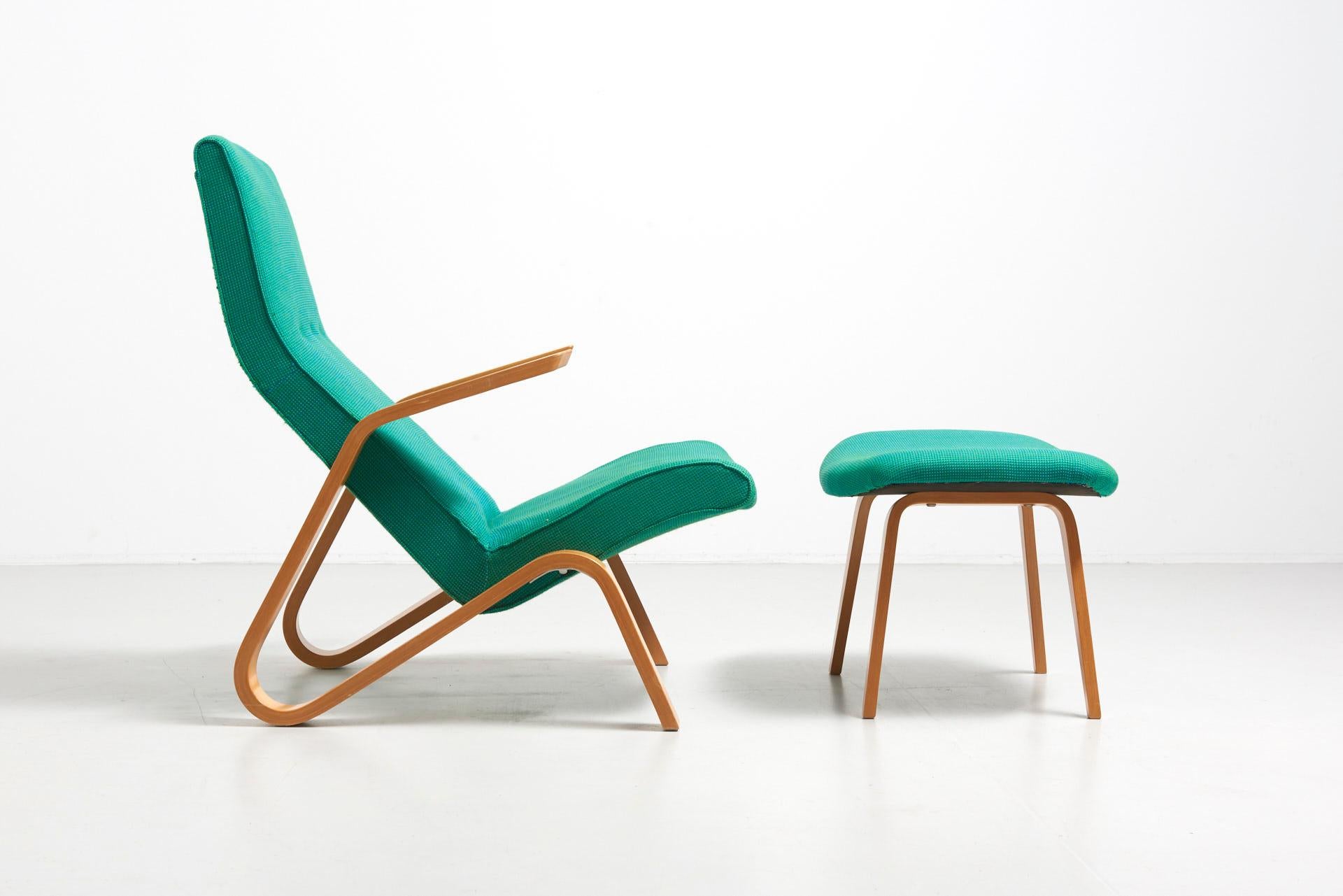 A grasshopper easy chair with ottoman, designed by Eero Saarinen. Beechwood frame with the original green fabric. Made by Knoll International.