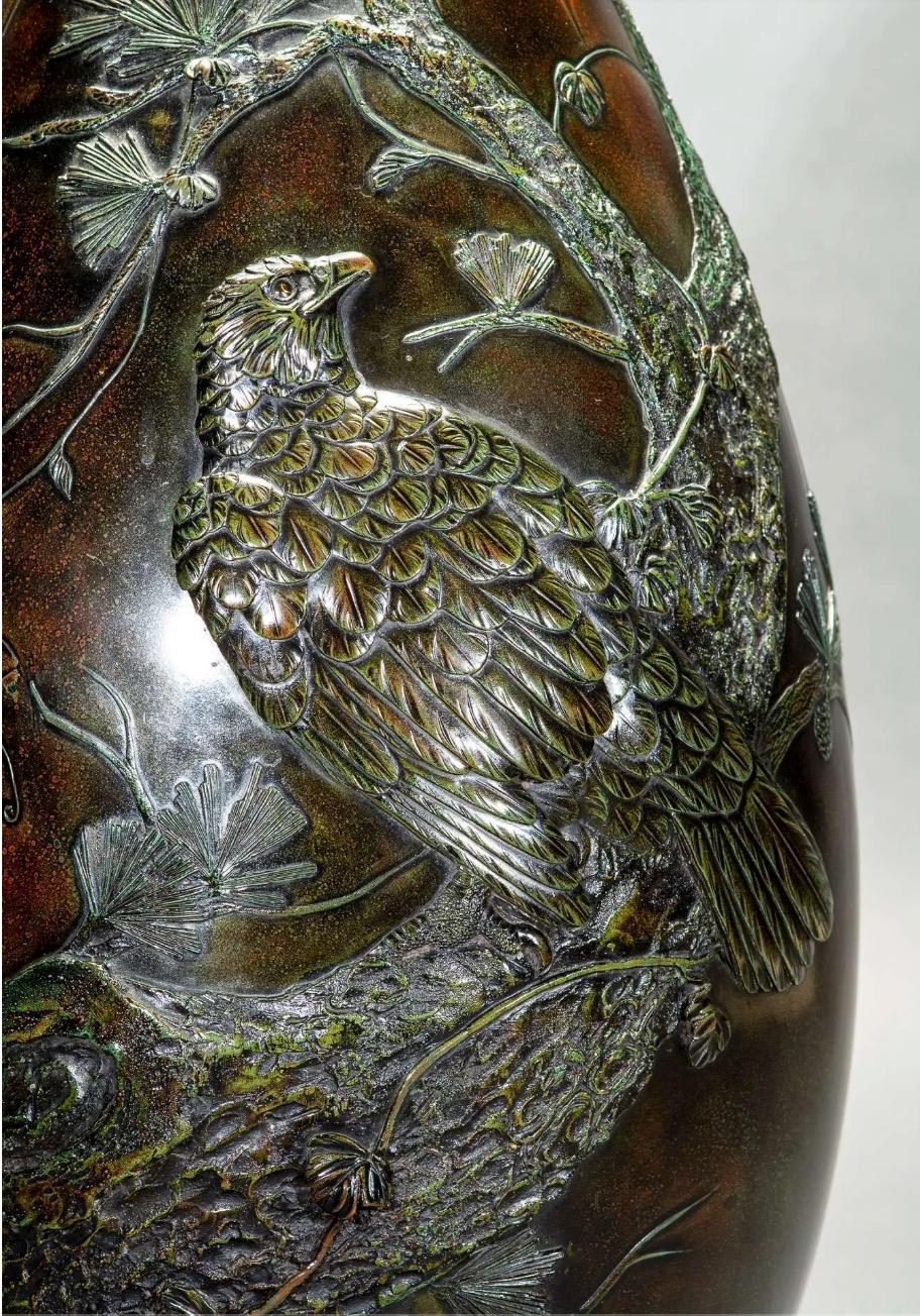 Japonisme A Great Japanese bronze vase depicting a hawk, signed by Masayuki 正之  For Sale